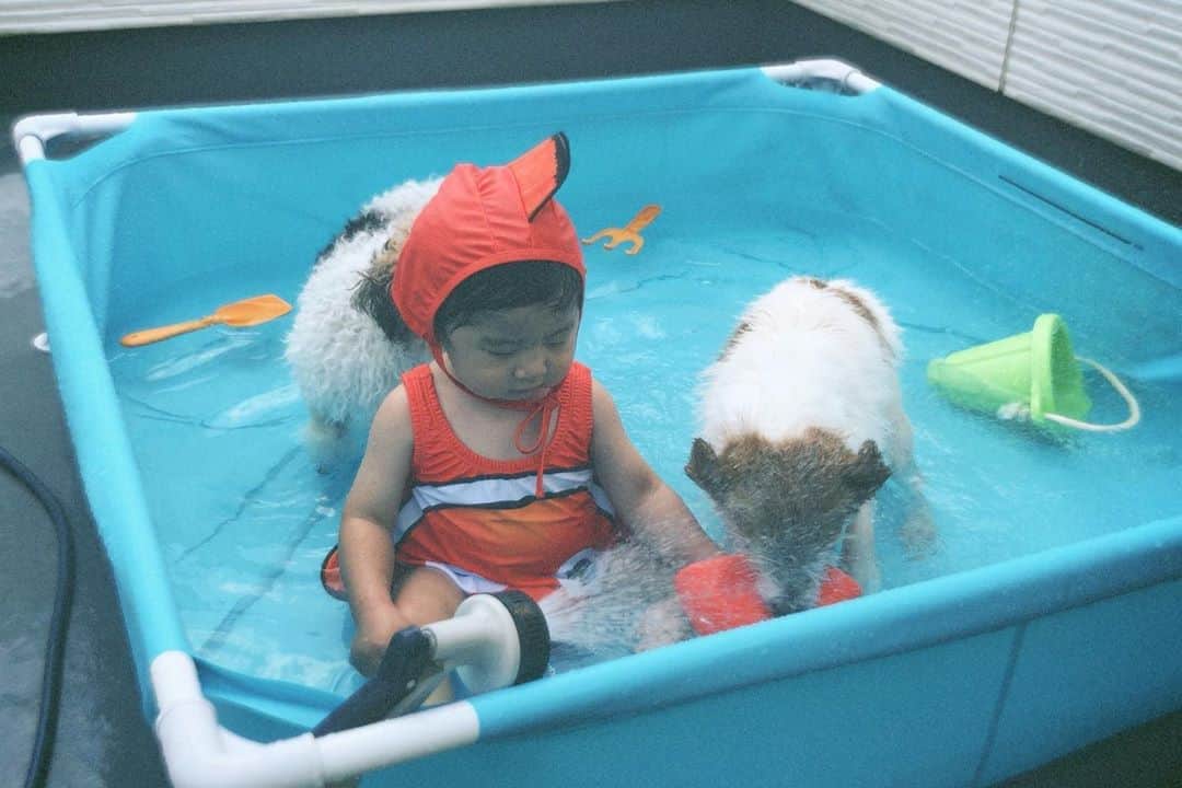 ソンイのインスタグラム：「我が家のニモ👦🏻🐠🧡 #男の子ベビー #1歳3ヶ月 #お家プール」