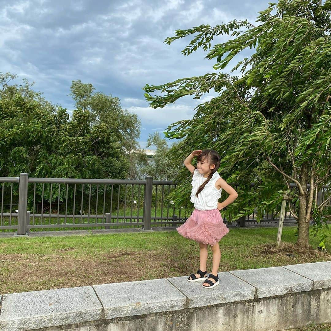 アレン明亜莉クレアさんのインスタグラム写真 - (アレン明亜莉クレアInstagram)「𖦊ັ ・ 公園で遊びました〜 走り回って、5年生の女の子2人と仲良くなって遊んでもらいました̥✩⁺˚♡ ・ ・ 最近ミッフィーちゃんが好きで グッズを集めています𓂃 妹も好きでグッズを買ってきてもらいました𓂃 メアリーもナルミヤオンラインでミッフィーTシャツワンピースを買い今日着ています！ 可愛い💕 ・ メアリーはアリエルが1番ですが、ミッフィーちゃんも上位に上がってきているみたい🐰 ・ ・ みなさんは何キャラクターが すきですか𓂃 ・ ・ ・ ・   #girlsmodel #5歳 #kidsmodel #kidsgirl #女の子コーデ #カメラ好きな人と繋がりたい #ig_baby #ig_kids #親バカ部  #ハーフキッズ #ママノワ #mixedkids #女の子モデル #ファッションモデル #おしゃれコーデ #おしゃれキッズ #mamanokoカメラ部 #instagram_kids #insta_kids #ベビフル #コズレ  #ママリ #mama  #メアリーちゃん #miffy #ミッフィー大好き」7月12日 15時16分 - mary.2015c