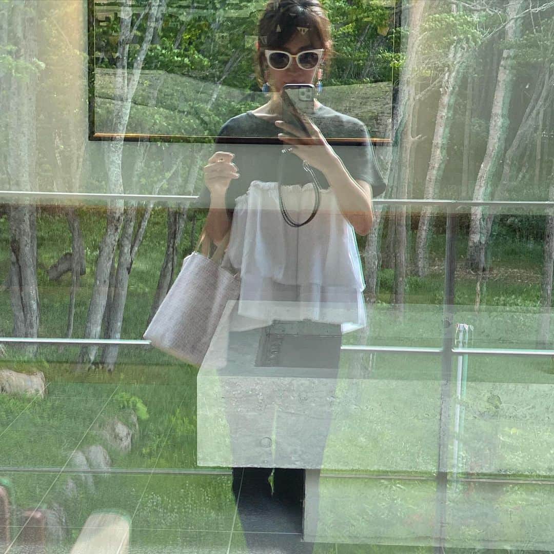 のインスタグラム：「-﻿ 久しぶりに☀️﻿ ﻿ 昨日の偏頭痛はすっかり良くなった✌️﻿ のんびりな日曜日🌿﻿ ﻿ 冷えとりソックスを購入してみたけど、、、寝る時はやっぱり素足で寝たい😅﻿ お家にいる時に冷房で冷えないように履く用で使いたいと思います🧦﻿ ﻿ sunglasses #thierrylasry  tops #fleur_clothes﻿ pants #yori﻿ sandal #hermes﻿ bag #fleur_bag」