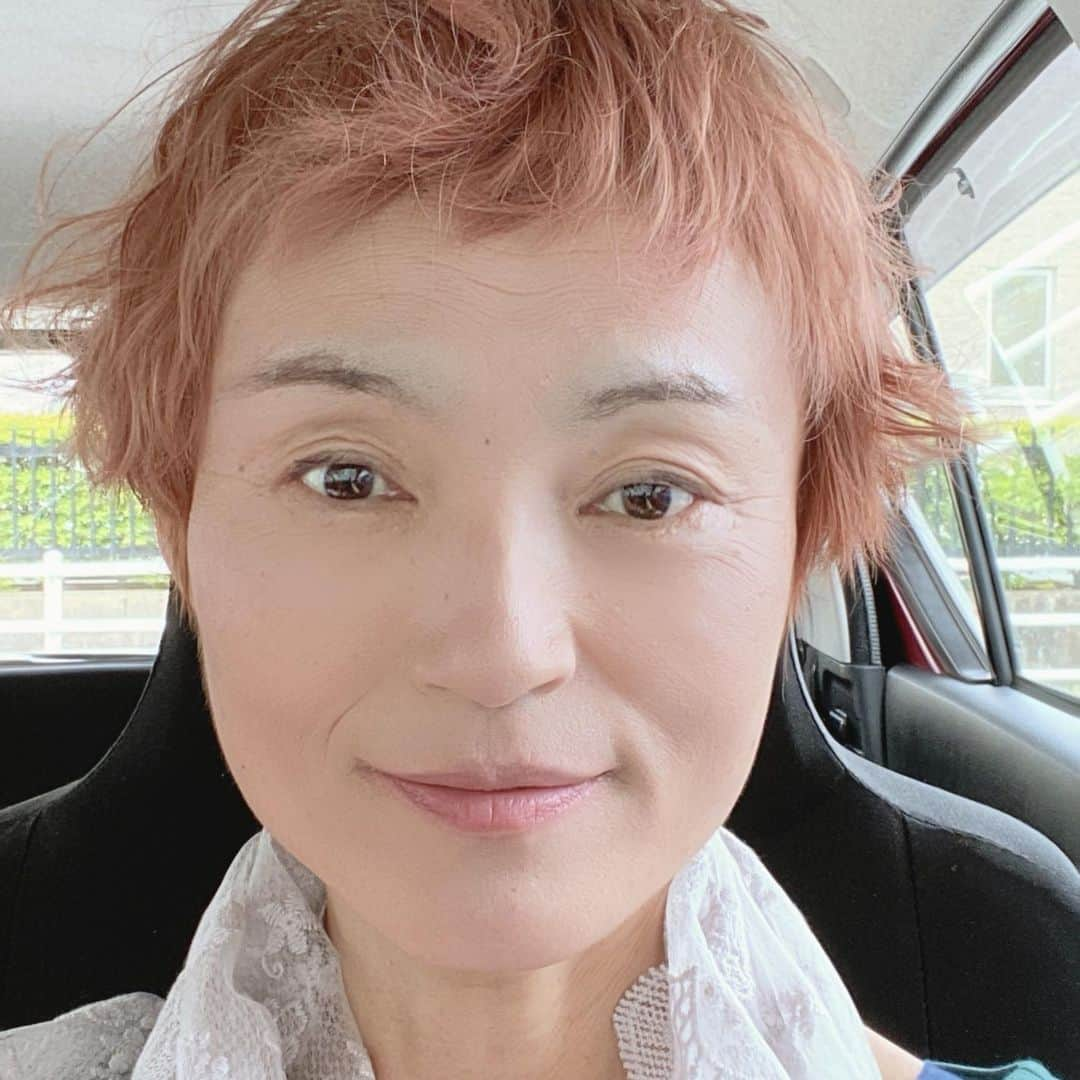 魔女菅原さんのインスタグラム写真 - (魔女菅原Instagram)「髪にウェーブがぐるぐる出ていたので、それを生かしてショートボブっぽい髪型になりました✨  夏なのでベージュピンクでかろやかに。  #ベリショ　#盛岡美容院　#ローム #魔女菅原  #盛岡市上田の美容院」7月12日 15時26分 - hatsuyosugawara