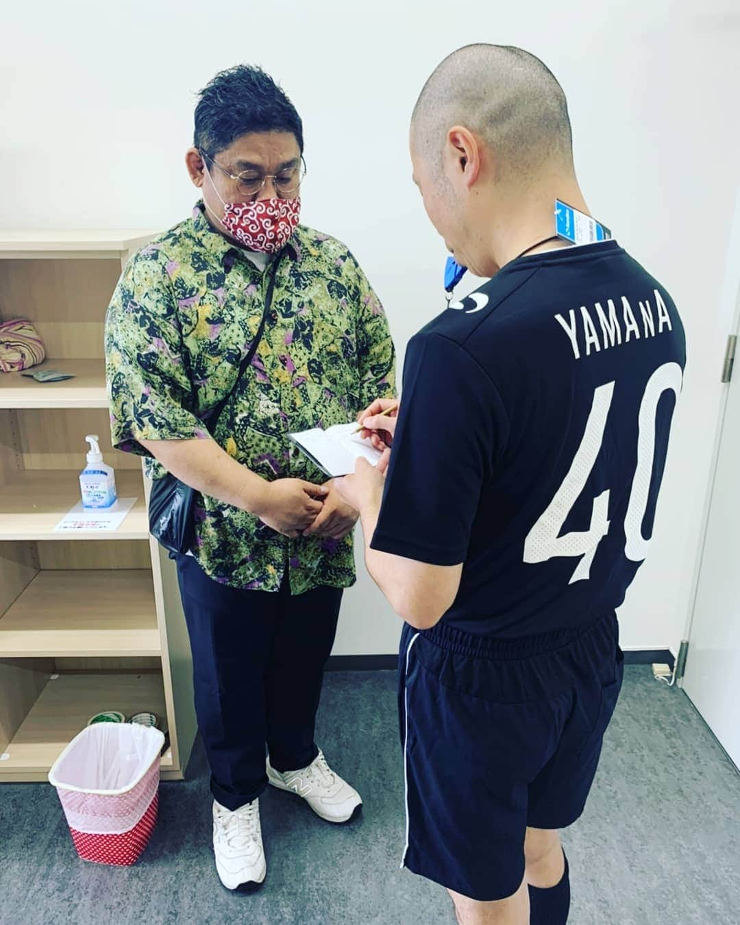 山名文和さんのインスタグラム写真 - (山名文和Instagram)「なにわスワンキーズのこじまラテとコウテイの九条から誕生日プレゼント貰った。  審判セット。  名前もちゃんと入ってる。  いつ使うねん！！  ありがとう。  #こじまラテ #九条 #中村 #中村は関係ないから、退場してもらった。」7月12日 15時28分 - fumikazu_yamana