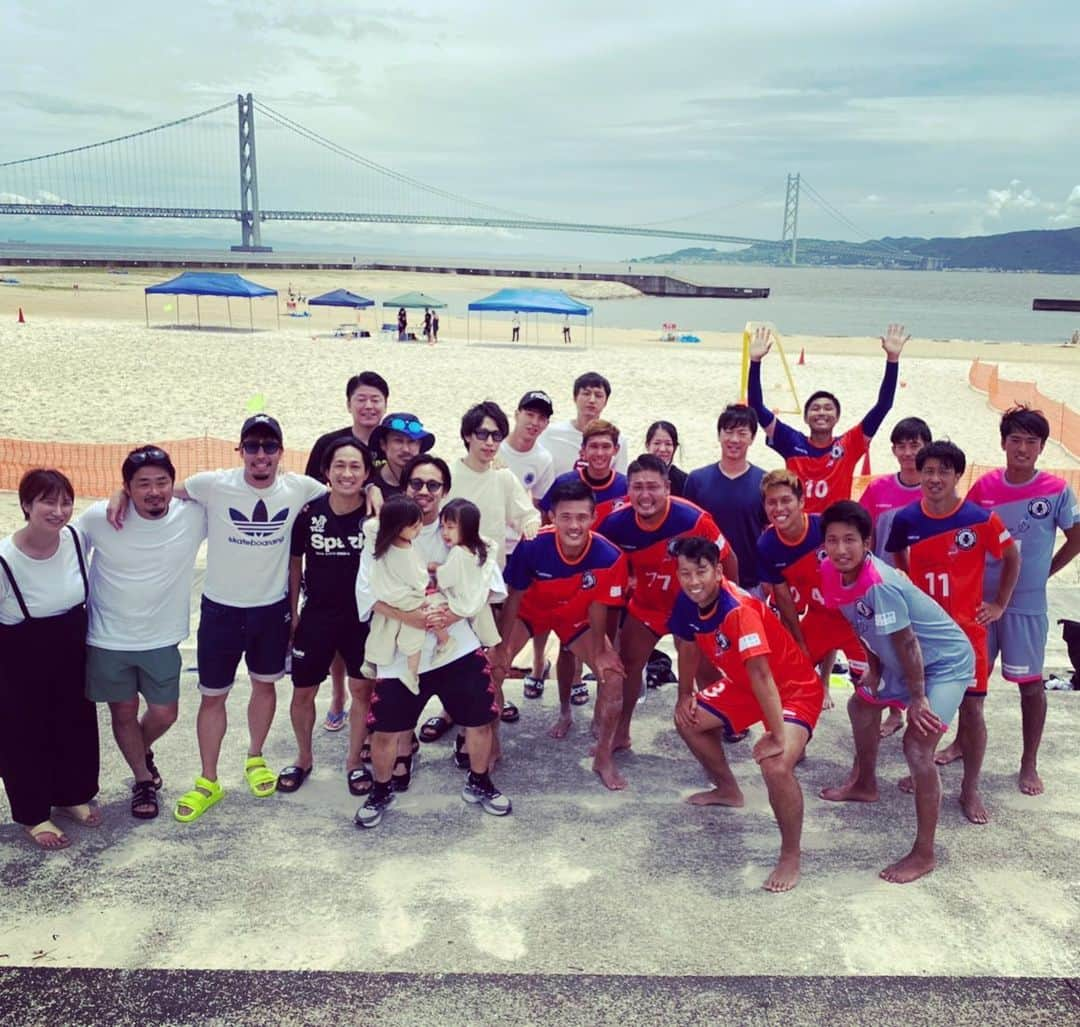 藤川朋樹のインスタグラム：「6-1win⚽️🌈 たくさんの人が応援に来てくれてめっちゃ嬉しかったし、心強い仲間に恵まれて初勝利しました✨これで9月の全国大会に進みます🔥✊ #bscakashiareia #ビーチサッカー #akashi #日々精進」