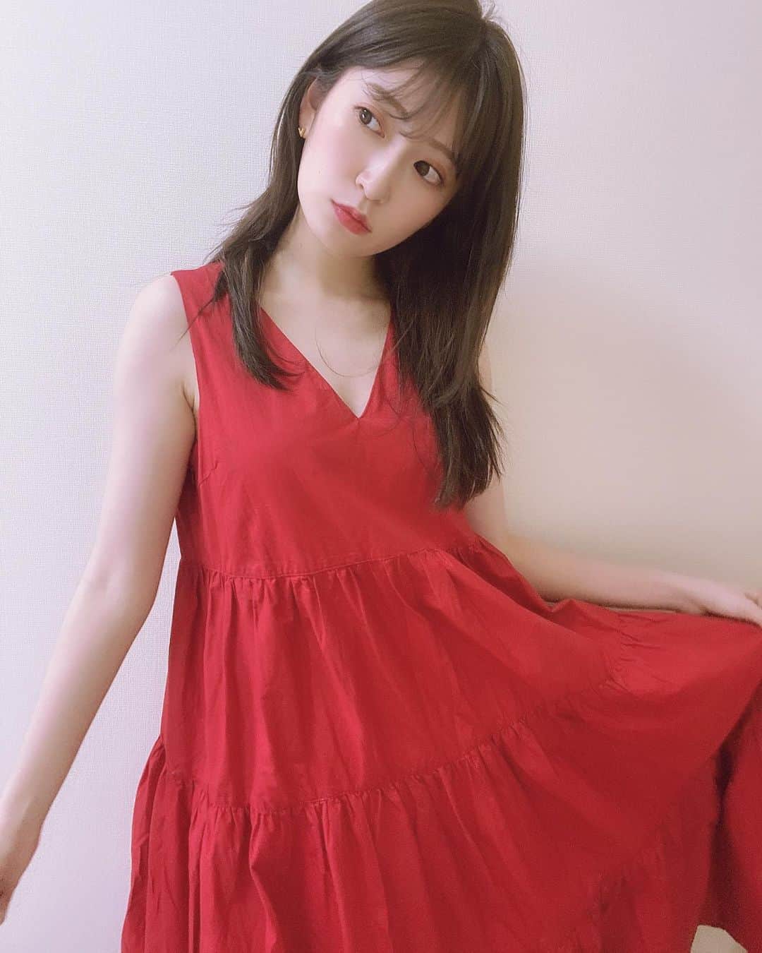 吉田朱里さんのインスタグラム写真 - (吉田朱里Instagram)「❤️❤️❤️❤️❤️ . 小さい頃、ママに 朱里は赤色が似合うね！ って言われてからずっと密かに 赤いお洋服が好きです…💄 . ワンピースに合わせてリップは #ほっとかないでレッド を 久々につけてみました💄💕 . 発売した一年前は もっとガーリーにつけてた カラーだけど、今は色っぽくしたい時に塗るカラーになったな〜❣️ . #evris  #bidol」7月12日 15時38分 - _yoshida_akari