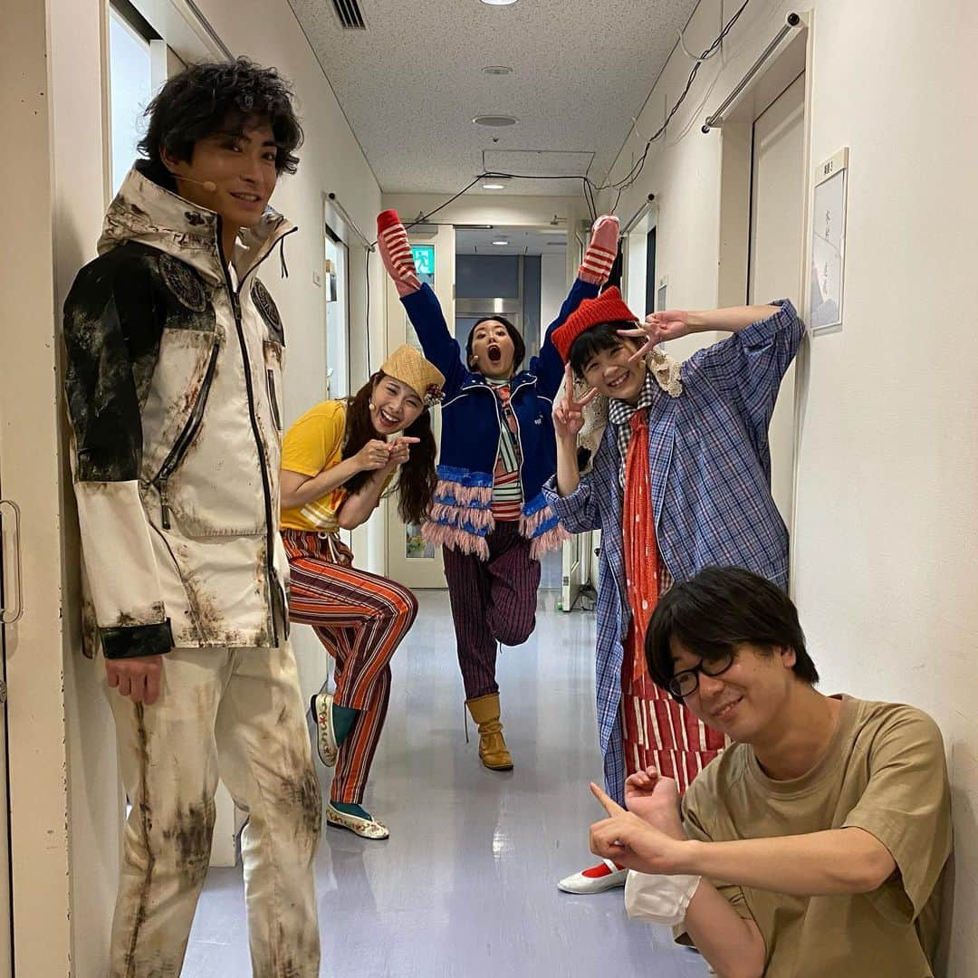 妃海風さんのインスタグラム写真 - (妃海風Instagram)「. . 「TOHO MUSICAL LAB.」 . ご視聴頂いた方々、そして感想メッセージ、ありがとうございました！✨✨ . 皆さまご自宅でも、画面に向かって拍手してくださった様で。。 嬉しいです😢✨ そして、やはり劇場に行きたい！！というお声も多くて。。 . わかります。 . 私も昨日公演をしてて、久々舞台上で芝居して歌えることへの喜びがすごくて、それはそれは楽しかったのですが、、 芝居と芝居の業間や、歌い終わりなどの、"静寂"の時間が、何かが、埋まっていないような感覚がすごくあって。 カーテンコールなんか特に、なんだかこのお芝居が完成しないような。。"劇場"のこころの声が聞こえてきたような。。 不思議な感覚になりました。 . "観客"がいて、お芝居が成り立つということを体感した、貴重な時間でした。 . . とはいえ、画面を通じて見てくだる方がいる！という気持ちはあったので、この舞台上にある"幸福感と臨場感"をお届けできるよう、キャスト、スタッフのみんなで頑張りました。 必死に新しいことに取り組む、みんなのパワーはものすごいものでした。 大変でしたが、やはり物作りは楽しいです。 . . 「TOHO MUSICAL LAB.」 「CALL」のメンバー 演出家の三浦さんをはじめ 木村達成さん 田村芽実さん 森本華さん . みんな、舞台が大好きな、心が真っ直ぐで明るい方々ばかりだったので、常に現場に幸福感が溢れていました！ どんな大変な状況でも、このメンバーなら乗り越えられる！ と思いました✨ . またこのメンバーで舞台に立てるといいなあ。。 出会いにも感謝です。 . . 改めて、この、新しい演劇スタイルのスタートの場に参加させて頂けたこと、とてもありがたく、誇りに思います。 "大切なもの"に気付かされました。 . これからも、昨日感じた気持ちを大切に、舞台に立ち続けたいと思います。 . . #TOHOMUSICALLAB #CALL #ありがとうございました」7月12日 15時39分 - fuhinami_official