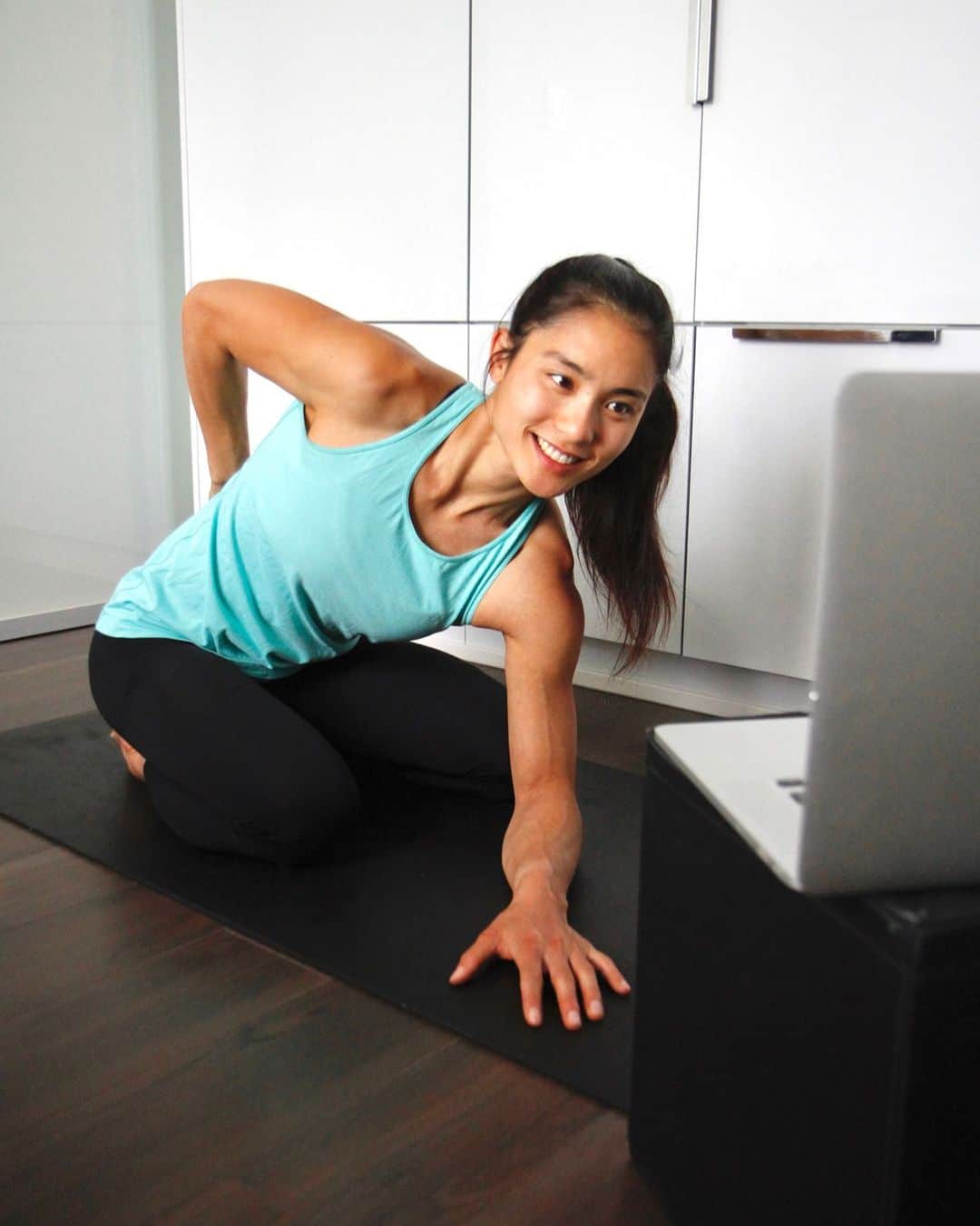 アラーナ・イップのインスタグラム：「I’m super excited to start teaching virtual workshops as part of a new @olympics and @airbnb @airbnbexperiences partnership where Olympic athletes all over the globe will host unique online Experiences.  I’ll be teaching a class on visualization, mobility, and grip strength suitable for everyone, climber or not!   My first class starts July 12th at 5pm PST and I have several more scheduled. Link my bio to sign up. Hope to see you all there!」
