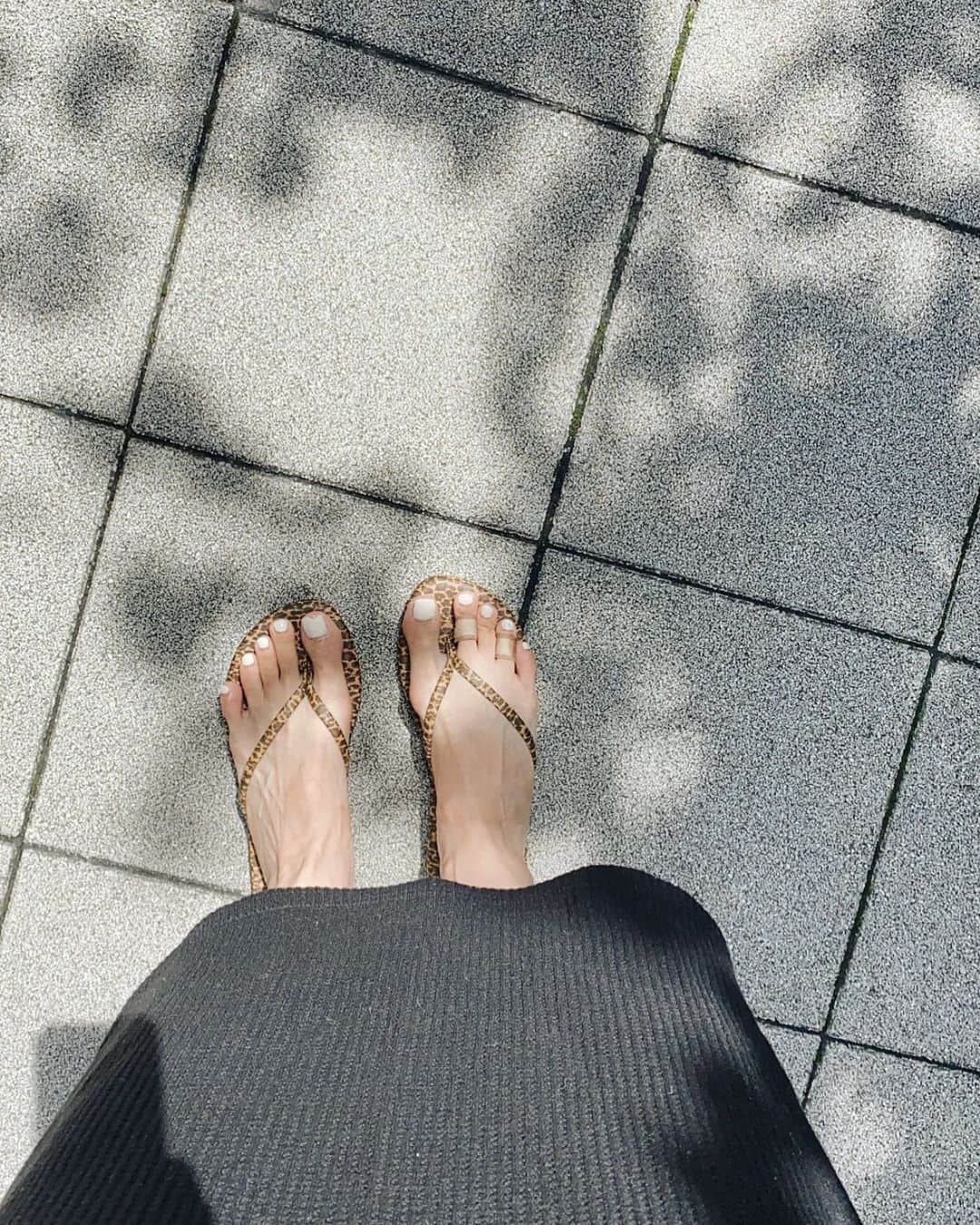 難波礼華のインスタグラム：「夏はビーサンばっかり履いちゃう💘 @reef_japan × @azulbymoussy_official  BLISS SUMMER SANDALS レオパード柄がシンプルな格好の時に ポイントになって良い🐆💘 靴擦れの絆創膏はご愛敬😽😽😽 #azulbymoussy#reef_azul #AZUL_pr」