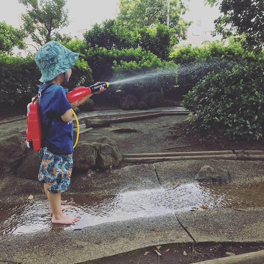 小西ゆりなさんのインスタグラム写真 - (小西ゆりなInstagram)「水遊び日和🌞 #水遊び #水遊び日和 #外遊び #公園 #水鉄砲 #スリコ #3coins」7月12日 15時52分 - yurina_konishi