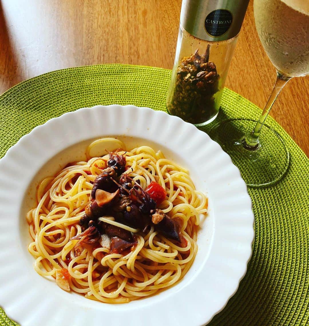 田中杏子さんのインスタグラム写真 - (田中杏子Instagram)「本日のランチは、パパスタ(と呼んでます、パパ担当のパスタ)メニューから、ホタルイカのトマトソース・スパゲティ。  グルテンフリーの私は、Alce Neroの有機とうもろこしと有機米のスパゲティ。コシがあってメチャクチャ美味しいです💕  もちろん、晴れた日の休日は白ワイン🍸🍸🍾  #akotanakat #ホタルイカのトマトソース  #休日の晴れた日はランチも白ワイン」7月12日 15時58分 - akoakotanaka