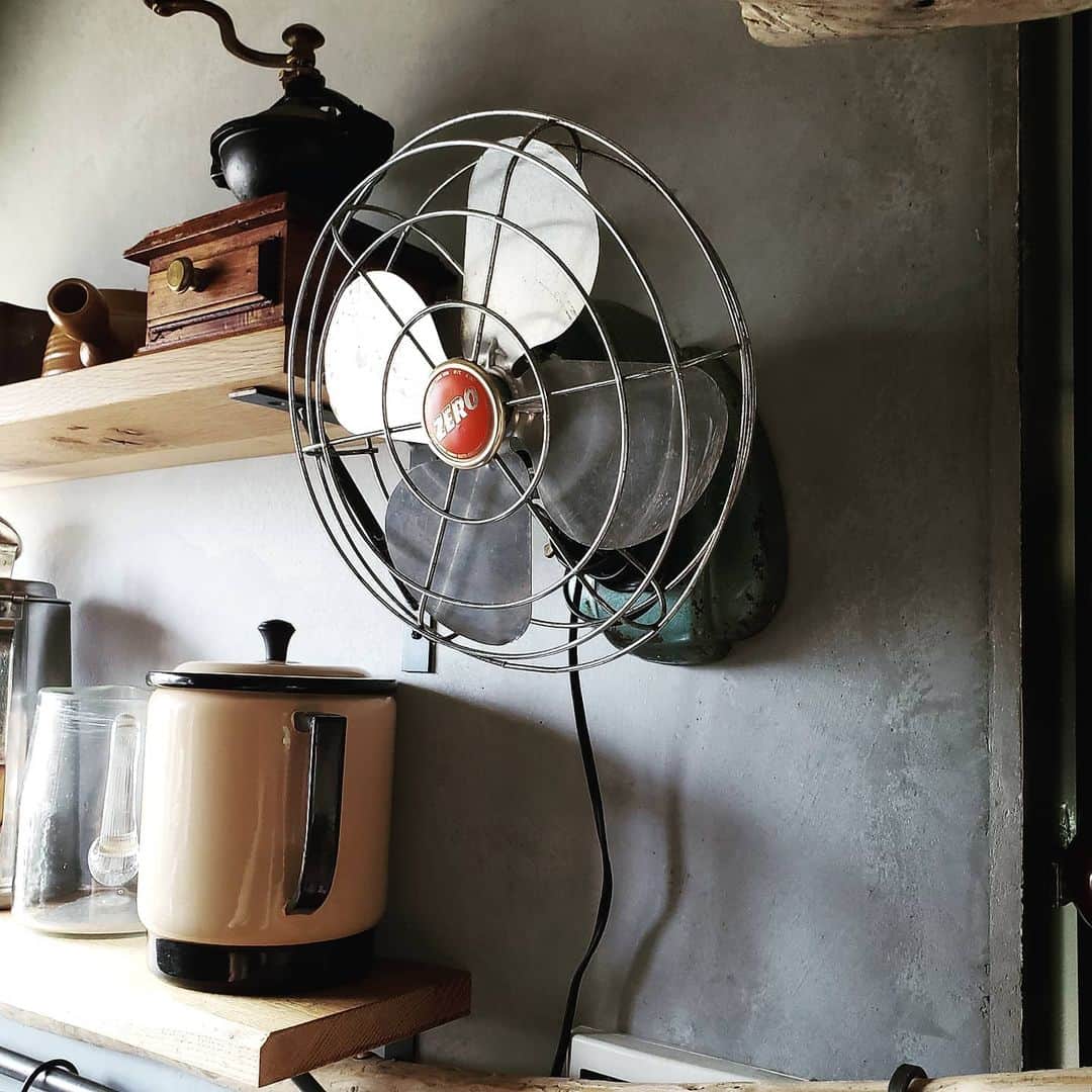 tamiさんのインスタグラム写真 - (tamiInstagram)「* #台所 * 扇風機。 音はそれなりにうるさいけど、 まだまだちゃんと動いてる🌬️ * #扇風機 #アンティーク#古いもの  #キッチン #愛用のキッチン」7月12日 16時05分 - tami_73