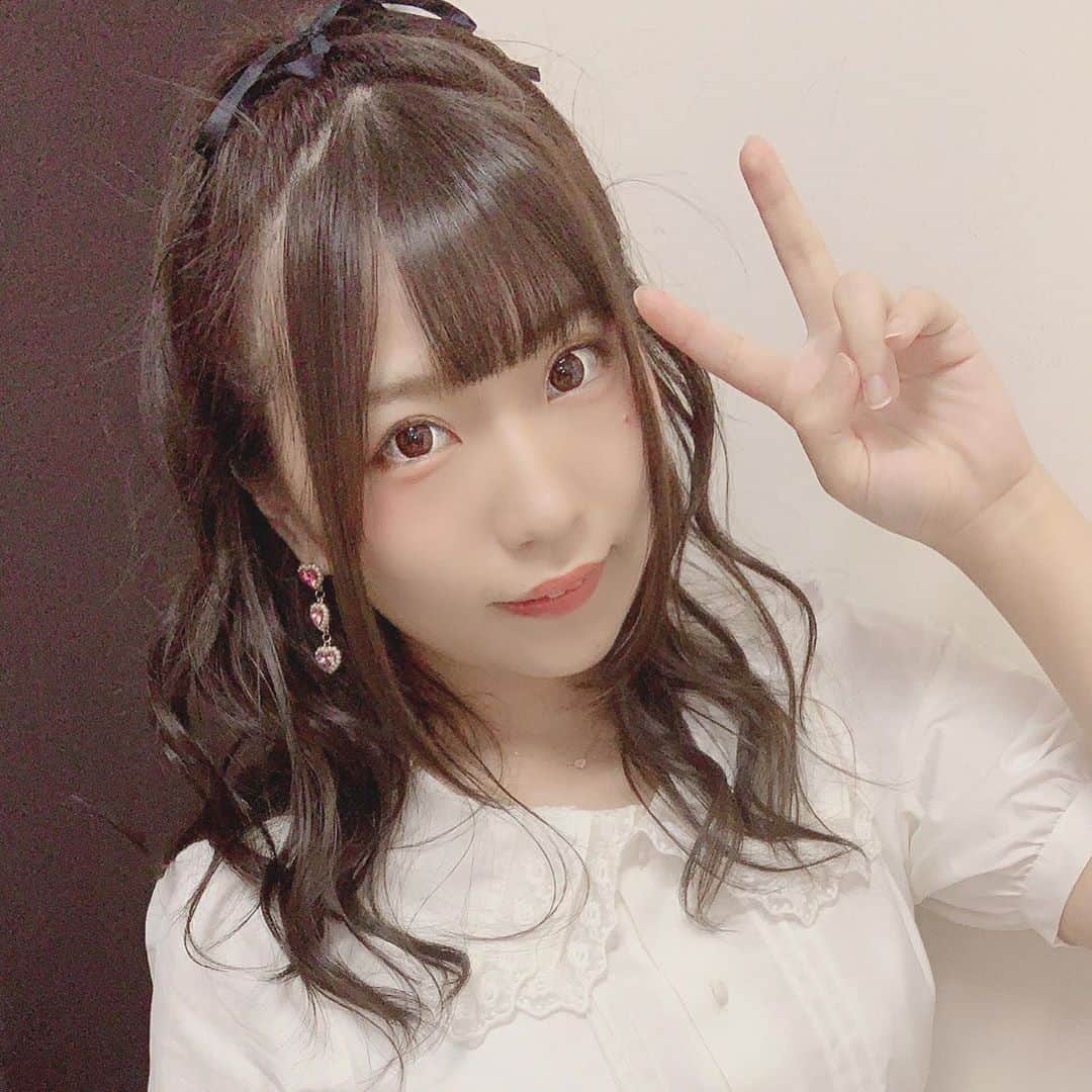 城崎ひまりさんのインスタグラム写真 城崎ひまりinstagram 昨日の髪型 ちょんまげにリボンするの好き ちょっと髪伸びてきたからできた 髪型 ヘアアレンジ ゆるふわ巻き ちょんまげ リボン ブラウス Fint アクセサリー Mokatokyo 7月12日 16時06