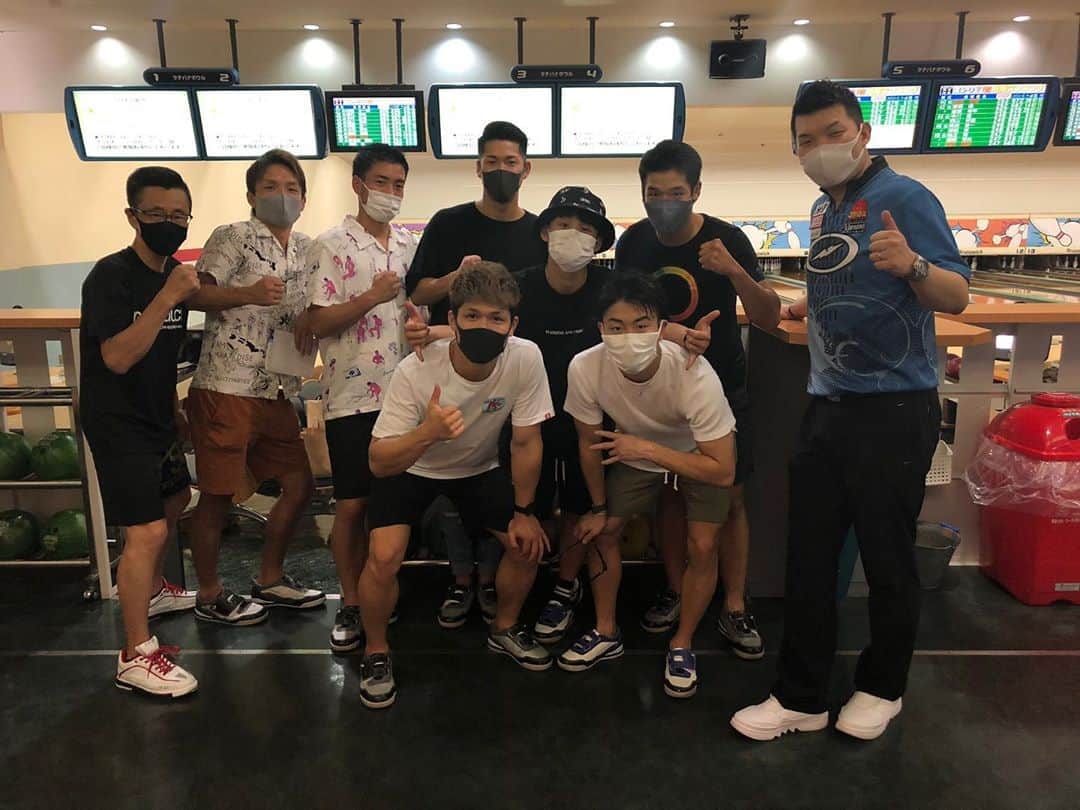 京口紘人のインスタグラム：「. . . 休日は皆んなでボウリング🎳 . . プロボウラーの山下昌吾プロは流石の一言でした❗️ . . . #京口紘人 #hirotokyoguchi #bowling  #タチバナボウル #引退後はプロボウラー」