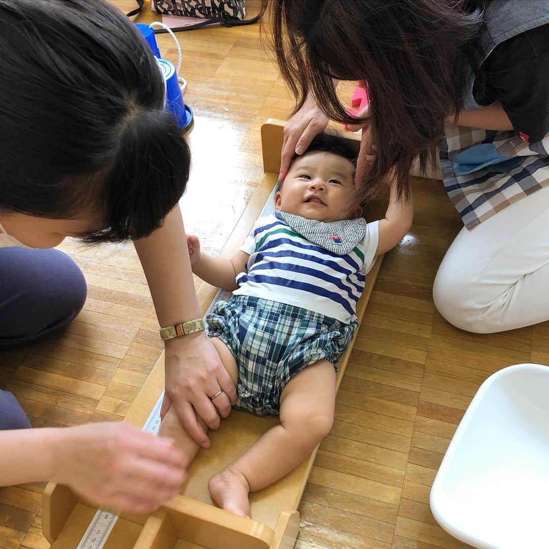 井原早紀のインスタグラム：「次男、昨日で5か月👏✨ むちむち足がたまらんー！ 体重は7.2キロ😳大きい方なのかな？  毎晩5時間ぐらいは寝てくれるから、私もよく眠れてます✨😆 穏やかな次男に感謝🙏  #寝返りブーム#プロ赤ちゃん #子育て #次男#5か月 #育児#むちむちボディ #男の子ママ#兄弟育児#世田谷区#児童館」