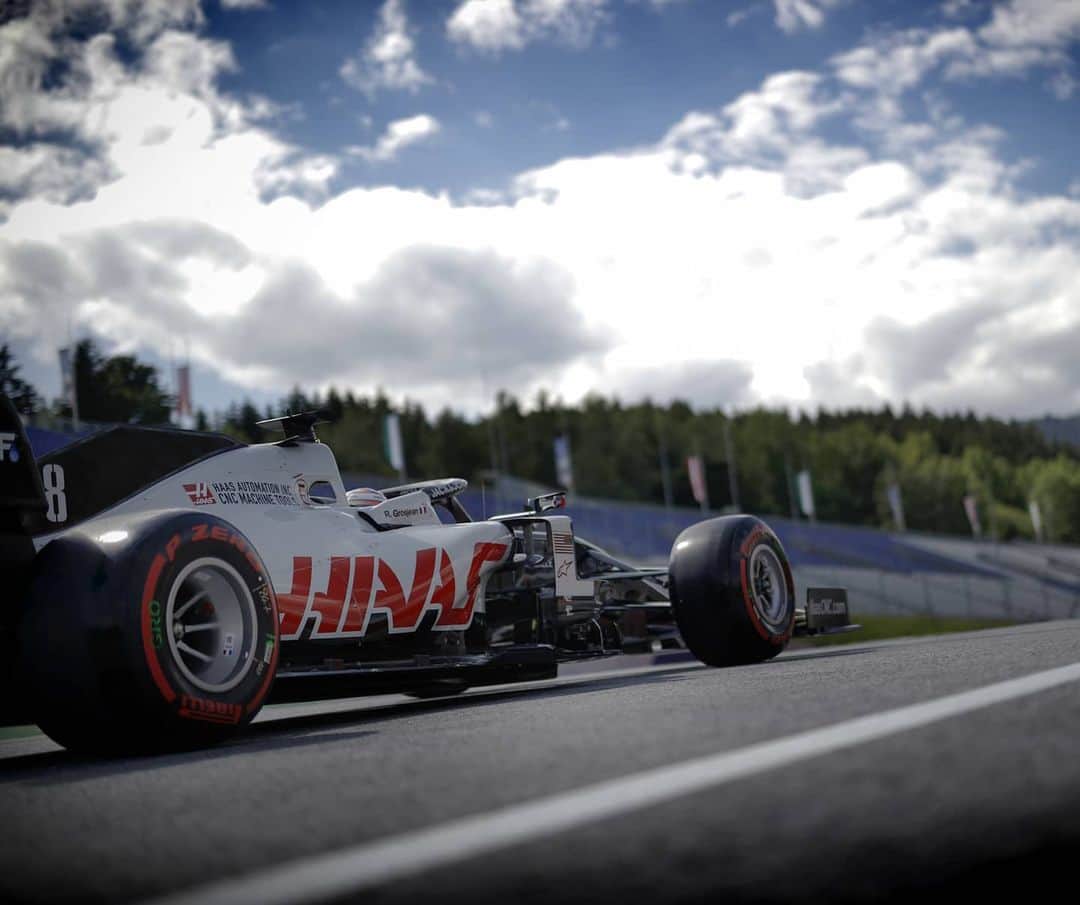 ロマン・グロージャンのインスタグラム：「Sun is back and it's race day!!!! Let's push hard 💯👊💪 #r8g #austriangp」