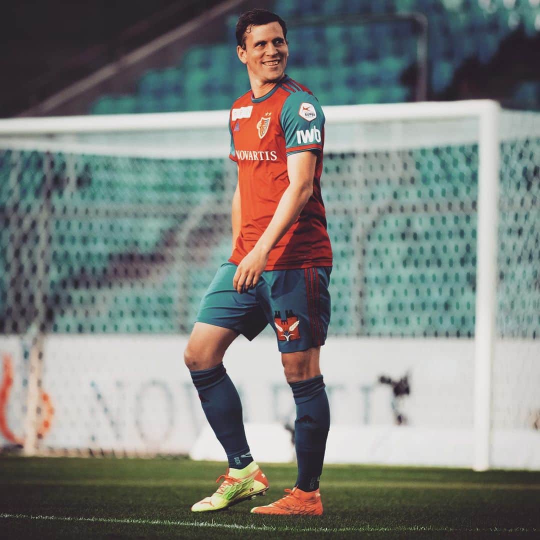 のインスタグラム：「#sundaymood😀 #zämmestark🔴🔵 @fcbasel1893」