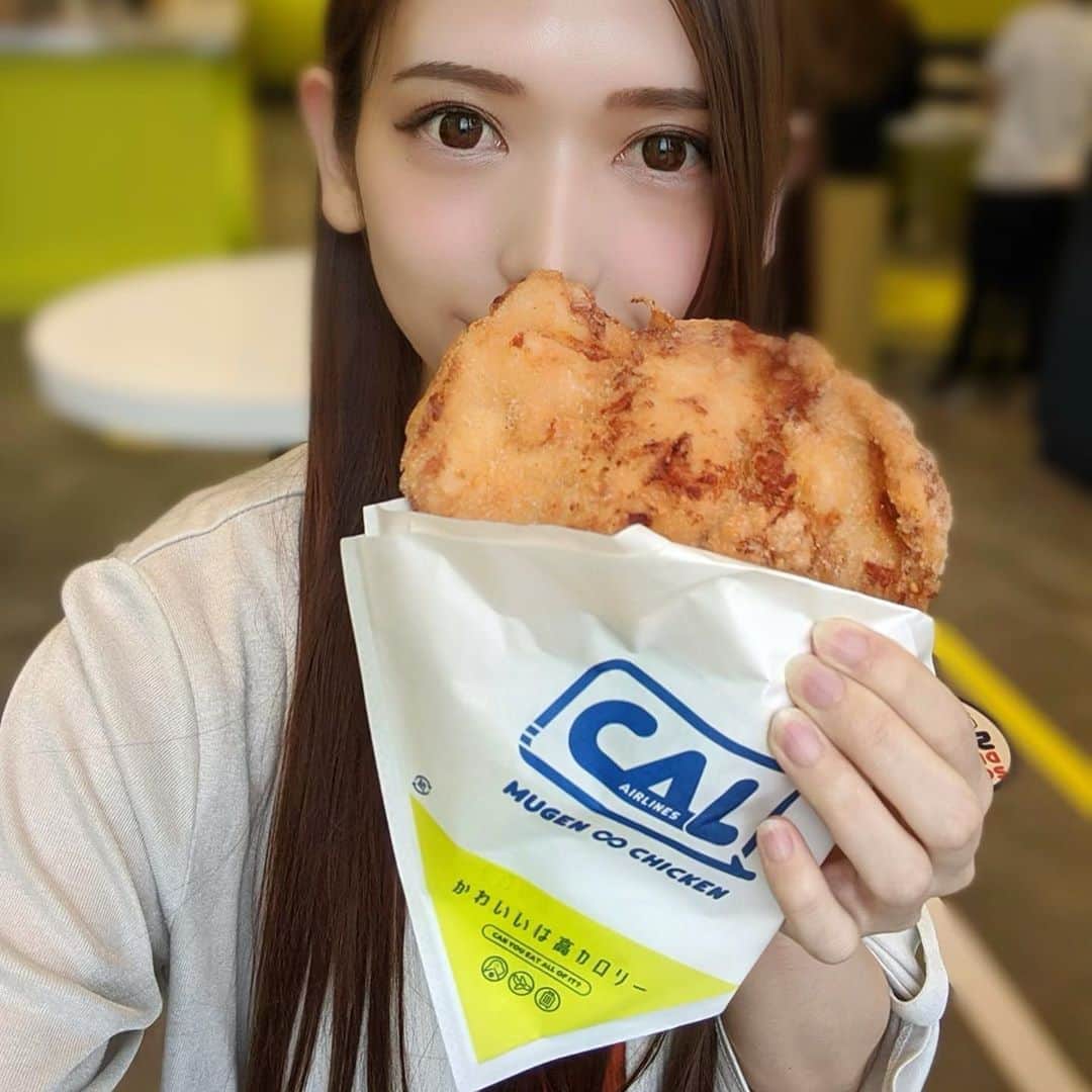 のインスタグラム：「15センチ級の無限♾チキン😋🍗﻿ 7月9日イクスピアリにオープン✈️🎊﻿ 『CHEBBY AIRLINES』﻿ 先日プレオープンに行ってきました🐥(@chubbyairlines )﻿ ﻿ "かわいいは高カロリー"がコンセプト✨﻿ プリクラで有名なフリューがプロデュースした﻿ ということもあって可愛い空間☺️💛﻿ 航空会社をイメージしているそう✈️﻿ ﻿ 無限♾チキンは500円でありながら手の平サイズ😳🤚﻿ サクサクジューシーの♾パウダーで無限に食べられる😋﻿ ﻿ 無限∞ポテトのフレーバーは8種類🍟600円﻿ 今回は1番人気の無限パウダーで！﻿ 1本1本が大きいから食べ応えとインパクトも大🙆‍♀️﻿ ﻿ 350円のドリンクバーがあったり、カウンターも仕切りがあるのでソーシャルディスタンスも﻿ ばっちり守られてる✨﻿ コンセントもあって食べてる間にばっちり補充(*´꒳`*)﻿ ﻿ 気軽にがっつり食べられて、映えるスポットのある﻿ わがまま女子にも嬉しいスポットだよ😋✈️﻿ ﻿ #かわいいは高カロリー #無限チキン﻿ #CHUBBYAIRLINES #CAL #チキン﻿ #pr #イクスピアリ #無限チキン #無限ポテト﻿ #フライドポテト #高カロリー #めぐログ_舞浜﻿ #舞浜グルメ #デブ活 #ファストフード」