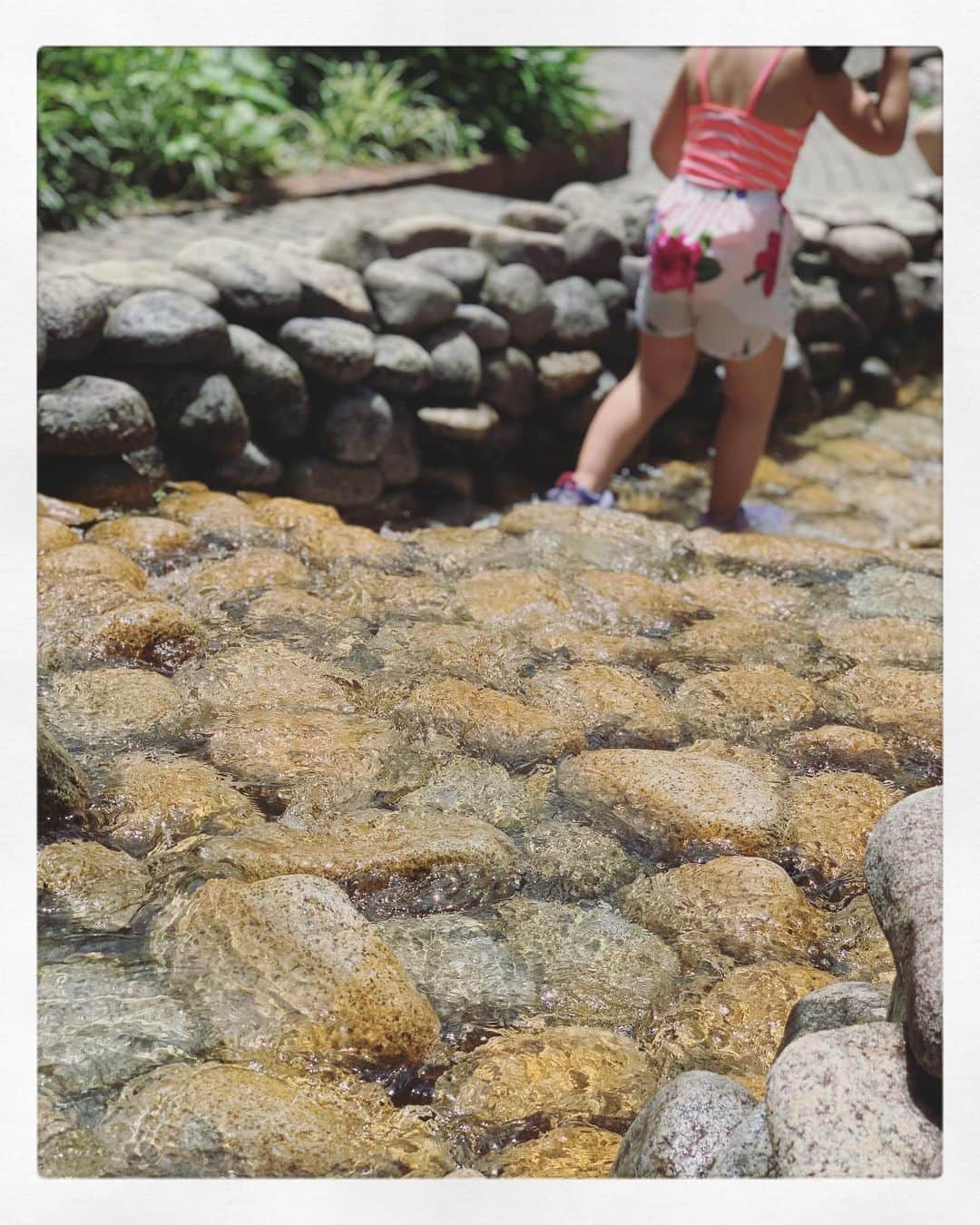 井上和香さんのインスタグラム写真 - (井上和香Instagram)「. 東京は水遊びしたくなるお天気でしたね☀️ 久しぶりに外で遊べて嬉しそうな子供の顔を見てると、こっちまで嬉しくなる🥰 . #水遊び #久しぶりの外遊び #お互いリフレッシュできました」7月12日 16時34分 - inoue_waka