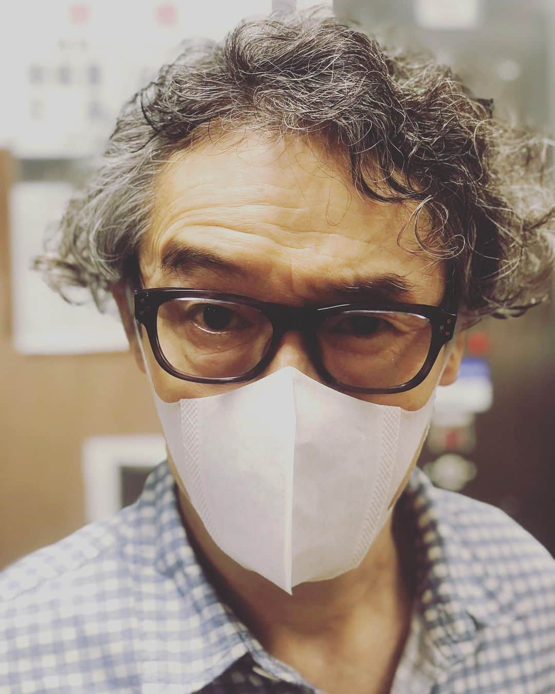 まりゑさんのインスタグラム写真 - (まりゑInstagram)「はい。今日の推しです😷✨ ガチで毎日撮影しているなぁww 推しももう、撮影されるのわかっててバッキバッキにキメてくるもんなぁ😍笑笑  ということで、 本日も駆け抜けました🐖✨大地‼️ 劇場にお越しの皆様、 配信で観劇してくださった皆様 ありがとうございます✨ この状況下、制作の皆様、スタッフ役者たち、そしてお客様も細やかな配慮の中、上演出来てます。感謝です。  だからこそ、偏った断片だけが一人歩きするのは悲しいなぁ。 舞台は総合エンターテインメントで、 沢山の人々の想いが詰まった芸術です。何年も前から企画が上がり、沢山の人々の力添えがあり、動きだす。。 だから尊いし、楽しいし、最高なんです。 日々変動していく情勢ですが 我々は、我々の成すべき事をひたすら真摯に取り組む。 今回、自分の台詞の中で大好きなくだりがあって、きっとこの先の役者人生 私はこの台詞を永遠に自分に刻み込んでいくのだろうと思う。  明日は休演日✨ 束の間のおやすみをしてまた劇場へ迎える日々を楽しんでいこうと思います。 毎日、楽しい。幸せだ。  ライブ配信、次は18日です✨ 劇場でご観劇いただいた方々、是非ライブ配信オススメです🔥 劇場で体感したものとはまたひと味も二味も違う‼️ 劇場に来られないよぉー‼️という方にも是非是非観てもらいたいです✨  休憩中の対談も最高に面白いですし、勉強になるし、そして貴重‼️ 今日は浅野さんが役者を目指したキッカケの話も聞けて楽しみました🎶  次は誰が登場するのかなぁ✨💡るんるん  #大地 #パルコステージ #劇場 #舞台 #演劇 #推し #浅野和之 #プルーハ #まりゑカメラ #ゑカメ #ライブ配信 #7月18日」7月12日 16時35分 - manmarumarie