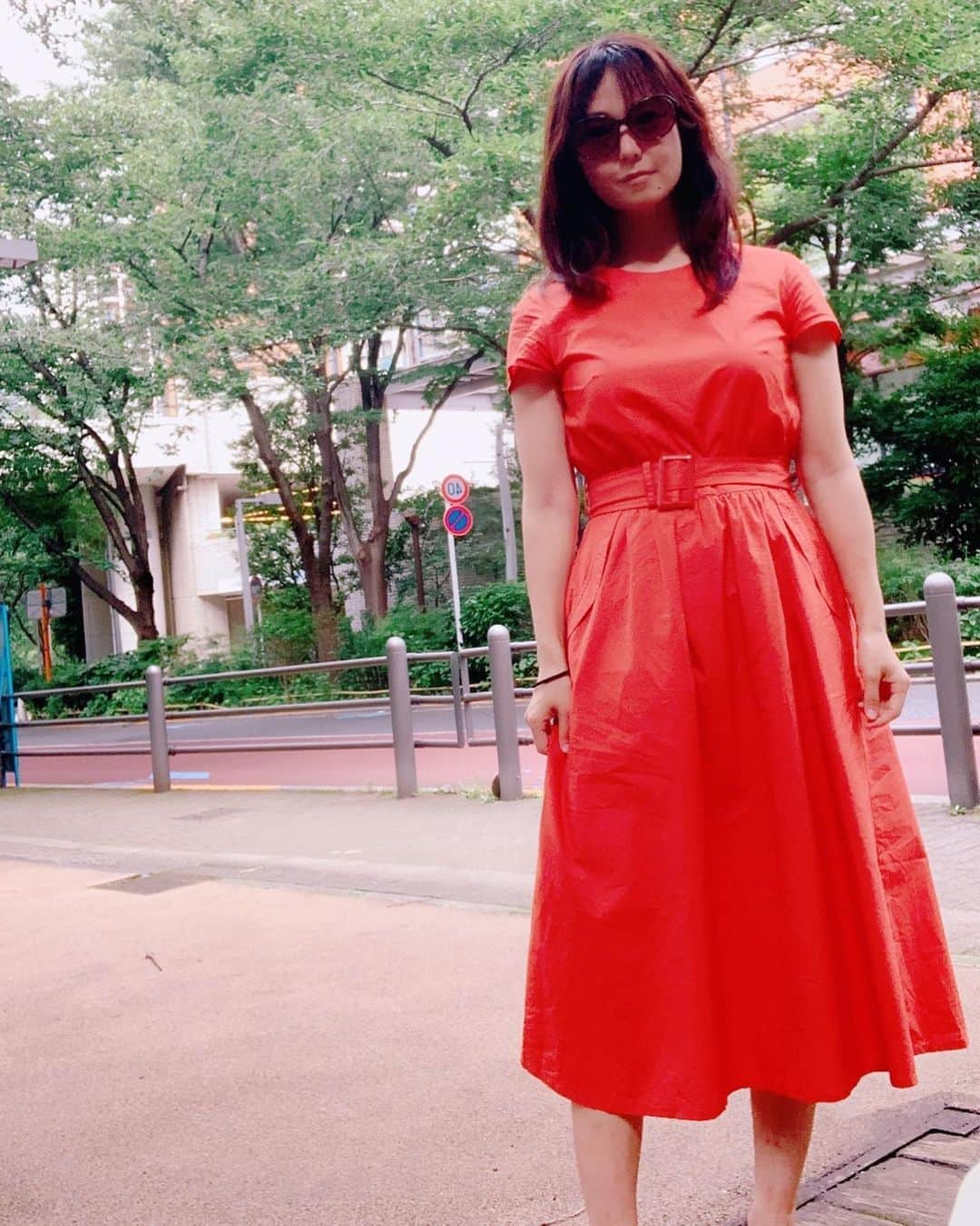 のインスタグラム：「東京は、新たに報告された新型コロナ感染者が200名超えた日が続いています。 基本的にはステイホームだけど、おウチプールしたあと六本木ヒルズへ。 本日はスッピンDay！だけど眉毛だけは書きます‼︎アプリ様、太陽の光、ありがとう😭  マスクしてたらあまりの暑さとアクティブな動きで紐切れました！こんな時皆さんはどうしてますか？  多めにマスク持ち歩かねばと思ったのでした。 さて、エアークローゼット今回届いた服はこちら！  女子アナ47×エアークローゼット 〜女子アナコーデ応援企画〜  女子アナ47のファッションを普段着も含めて、 エアークローゼット社にサポートしていただいています。  ワンピース届くとテンション上がるんですよね。  今なら、お友達紹介で初月3000円オフ‼︎ 紹介コード入れるところにこちら記入してください♪  Tygxc   エアークローゼットは 好みのスタイルや色、お洋服のお悩み、ご利用シーンにあわせて、 プロのスタイリストが洋服を選んでくれるサービスです！  #コロナでもエアクロ #コロナでも楽しく  @aircloset_official #女子アナコーデ応援企画 #airCloset  #エアークローゼット #ファッション #ファッションレンタル  #洋服レンタル  #エアクロ #エアクロライフ #女子アナ47 #女子アナ #女子アナウンサー #女子アナコーデ #パーソナルスタイリング  #アナウンサー #フリーアナウンサー #カジュアル  #ママコーデ #夏コーデ #夏服コーデ　#ワンピースコーデ　#フォーマルコーデ  #アラサーコーデ #2児ママ #2児のママ #2児の母　#紹介コード　#withコロナ　#六本木ヒルズ」