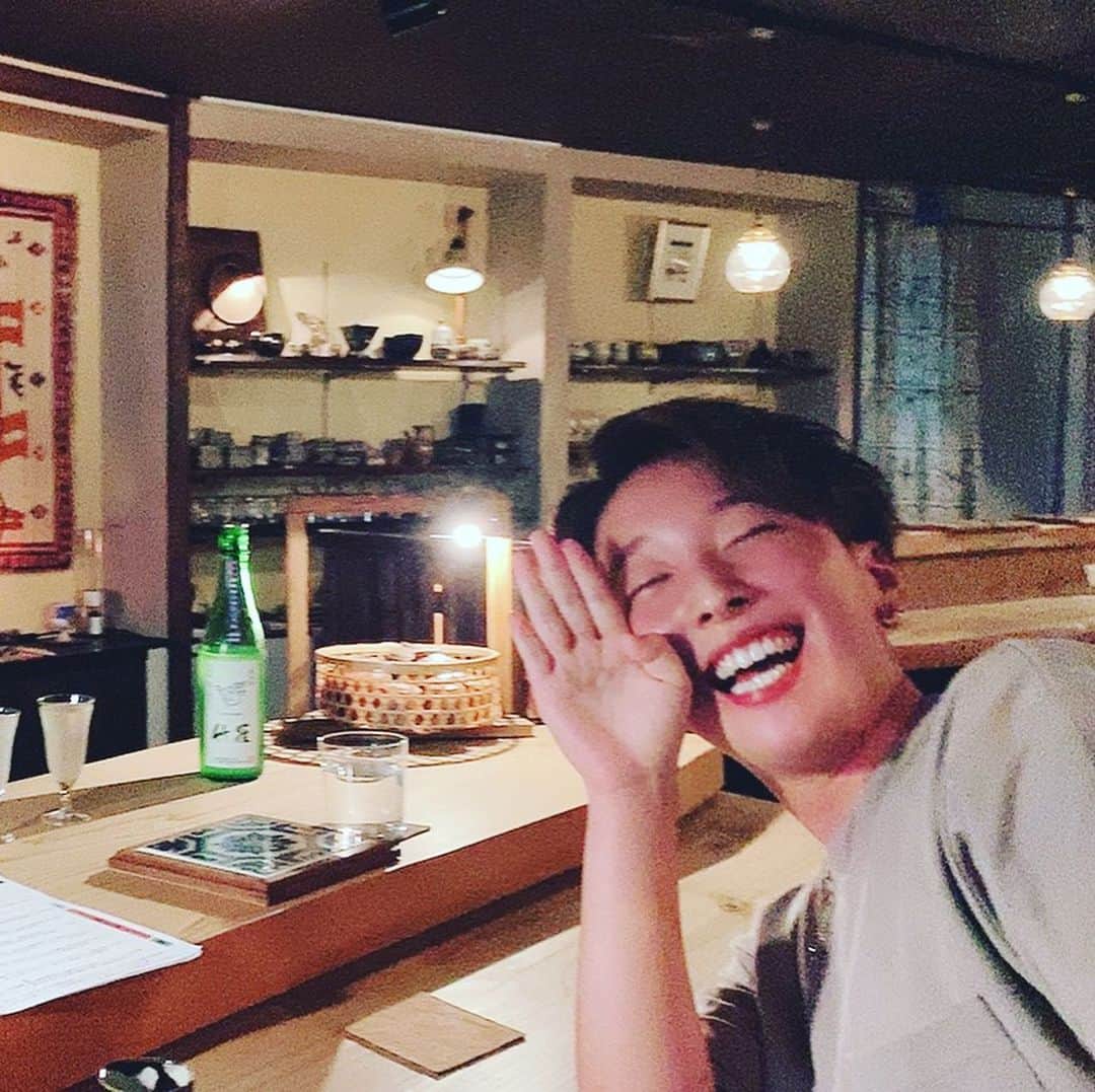 ひなたのインスタグラム：「めちゃくちゃ素敵な日本酒のお店に出会ったんでシェアします。  とにかくマスターのこだわりと癖が天下一品。  銘柄にこだわらず『美味けりゃいい』『自分空間を創り上げる』ってスタイルに胸を鷲掴みされてきました。  生の日本酒にこだわってて、ほんまに美味しいお酒がのめちゃうお店。どれがオススメって言いたいとこやけど、お酒も結構な頻度で入れ替えてるらしいから行くタイミングによって出会うお酒が違うのも素敵ポイント♡ かなりハイセンスなセレクトマスターやったわほんま  大阪に行った際は是非立ち寄ってみてね♡  ——————— ひなたざっくり個人メモ  2人で行って、だいたい3〜4杯ずつくらいのんだから大体計8杯くらいと、おつまみが4〜5種類くらい頼んで、8,000円くらいやったなり ——————— お店のアカウント→@sakebar_biroku #biroku #日本酒 #マスターの癖 #ひなたのオヌヌメお店 #マスターの癖 #大阪」