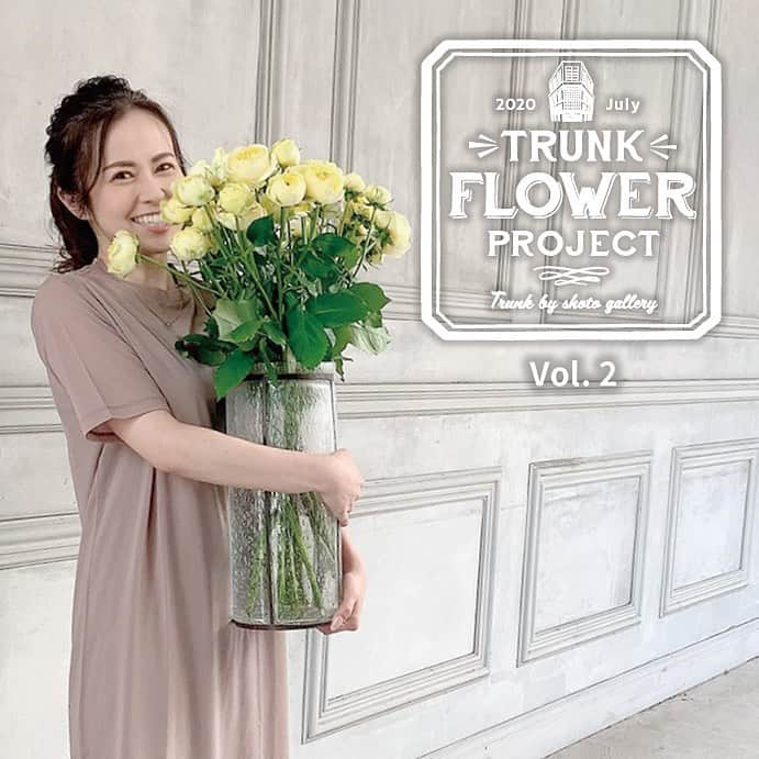 TRUNK BY SHOTO GALLERYさんのインスタグラム写真 - (TRUNK BY SHOTO GALLERYInstagram)「【TRUNK FLOWER PROJECT】 最新情報をお届けします🤗 . ｢コロナの影響で行き場を失ったお花やグリーンを救いたい｣ そんな思いでスタートした 期間限定のFlower Marketとworkshopの来週の状況を下記に記載しますので、ご確認ください🙋‍♂️ . 来週は会場使用の関係で、お花屋さんは17・18・19日の３日間開催。 workshopは16日(木)まで受付可能です！ . 【Flower Market】 ・開催日:7/17(金)〜19(日) ※この先の開催は未定となります。 ・営業時間 　平日15:00~19:00 　休日12:00~19:00  . 【Flower workshop】 ① centerpiece workshop(センターピース) . 価格:1P/8000円tax込(花材,花器,1ドリンク付) . オアシスを使わない環境に優しいフラワーアレンジメント。水を定期的に変えるだけで、オアシスのフラワーアレンジメントより長い時間お花を楽しんでいただけます。 花材は季節のお花をTRUNKdesignerがご用意いたします。 . . ②wall hanging workshop(ウォールハンギング) . 価格:1P/10000円tax込(花材,花器,1ドリンク付) . 自然素材を使った環境に優しいウォールハンギング。スワッグと、ウィービング用のマクラメをTRUNKdesignerがご用意いたします。 スワッグはそのままドライフラワーになる生花を使うので、色の変化も楽しめます。 スワッグとウィービングそれぞれ飾ることもできますし、セットで飾っても相性が良いです。 飾りやすいだけでなく、長い時間楽しめる作品となります。 . 【ご予約】 〈ご予約方法〉 下記アドレスへメールにてお申し込みください。 ▶︎sales@trunk-shoto.com (プロフィールの「問い合わせ」をタップするとメール作成画面になります。) . 〈件名〉 ワークショップ名+希望日時 例)center piece 7/17 16時 . 〈入力内容〉 ①お名前(フルネーム) ②電話番号 ③参加人数 . ✾こちらからのご予約確定の返信メールにて、予約確定となります。 . 【コロナ対策】 ・全スタッフマスク着用 ・換気の徹底 ・ソーシャルディスタンスに配慮したレイアウト ・完全予約制での実施 ・消毒用アルコール設置 ・テーブルやイス、道具類のアルコール消毒 〈参加者様へのお願い〉 ・マスク着用 ・アルコール消毒のご協力 ・体調チェックシート記入(会場にて用意) ・検温(会場にて実施) . 是非お気軽にご参加ください🤗 . #行き場を失ったお花を助けたい #TRUNKBYSHOTOGALLERY #PLAYFUL #trunkwedding #trunk花嫁 #渋谷 #tg花嫁 #takeandgiveneeds #テイクアンドギヴニーズ #ワークショップ #workshop #花のある暮らし #花のある生活 #ロスフラワー #lossflower #花 #flower #project #花を贈ろう #花を飾ろう #flowerstagram #花が好きな人と繋がりたい #花が好き」7月12日 16時40分 - trunkbyshotogallery