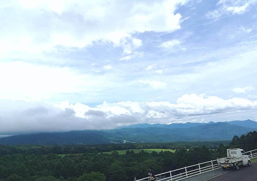 蛯原英里さんのインスタグラム写真 - (蛯原英里Instagram)「家族で山梨県に来ました😊 大自然を満喫しています 空が広くて、雲が近い 何より気持ちがいい〜！  #familytime #大自然 #雲が近い #空が広い #気持ちいい #涼しい」7月12日 16時54分 - eriebihara