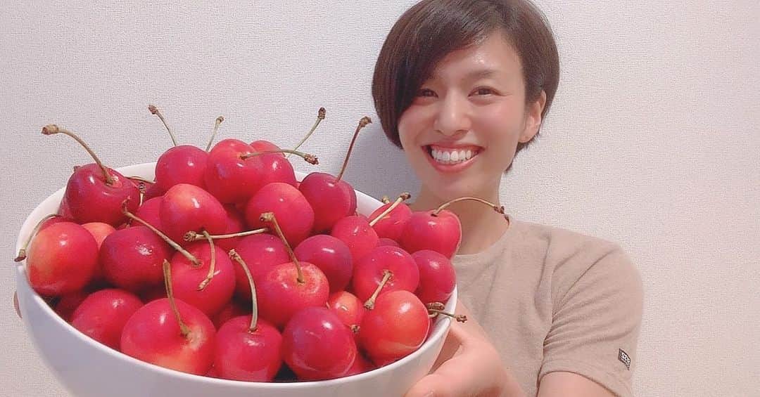 のインスタグラム：「🍒 #千葉県 にきて1ヶ月と少し経ちました！ 毎年実家からこの時期送ってもらう 🍒が届きました😍‼︎ 地元 #長野県 は本当に美味しい物で 溢れております🤤 季節物を食べると健康にいいと 聞いたことがあります🍽 ので…いただきます🤤笑 皆さんも体にいい物、欲している物を摂取して元気に過ごしましょう😊💪  @nec_gr_official のプレゼント企画の応募今日までですよぉ〜📣‼︎  #たべることはいきること  #いつもありがとう  #峯村日記」