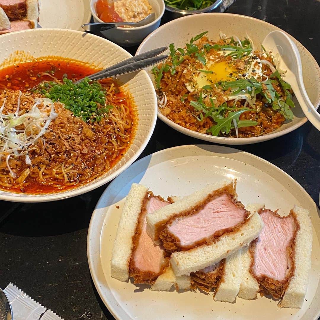 クォン・スジョンのインスタグラム：「♥️ #다츠 드디어 왔쬬. 사실 몽탄 가려했는데 4시 오픈이라 여유부리며 3:30 에 갔더니 이미 줄이 저끝까지 그리고 명단 대기하는 사람이 90팀..🤦🏻‍♀️」