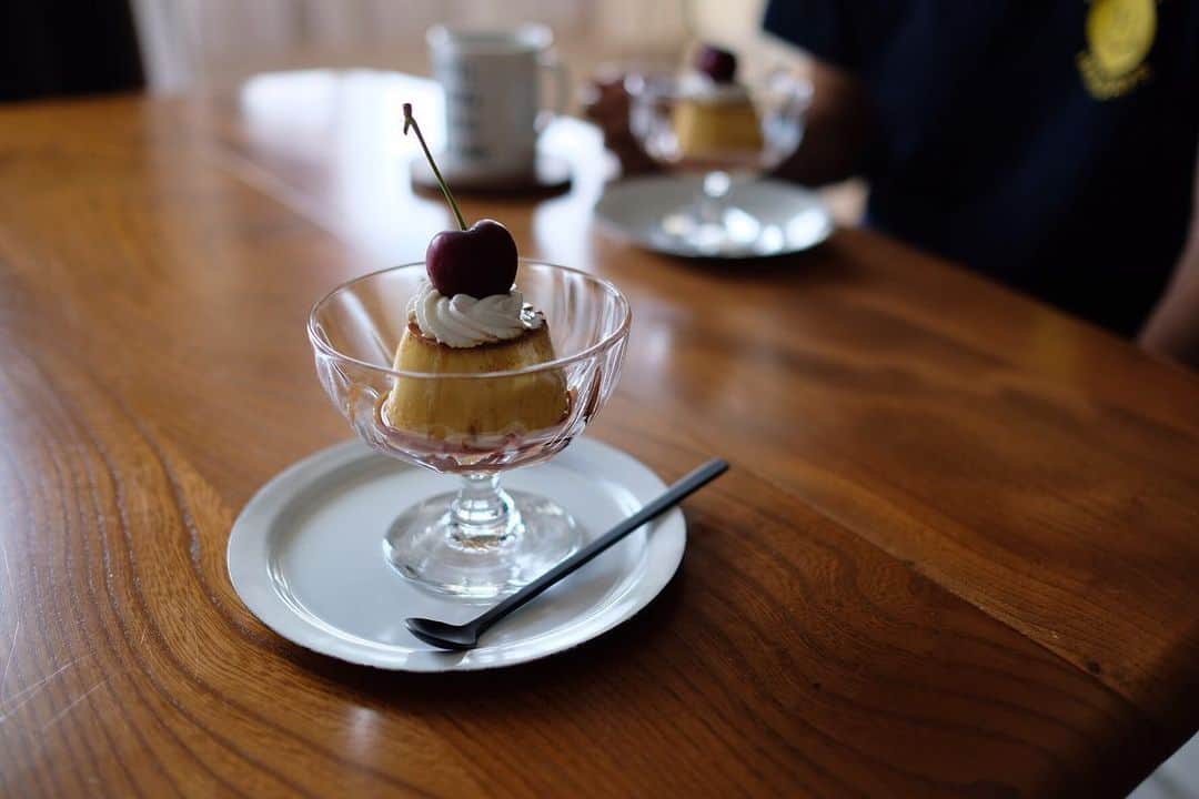 maggydaisyのインスタグラム：「_  昨日作っておいたプリン アメリカンチェリーが大きい🍒  #プリン #おやつ時間 #おやつ #sweets」