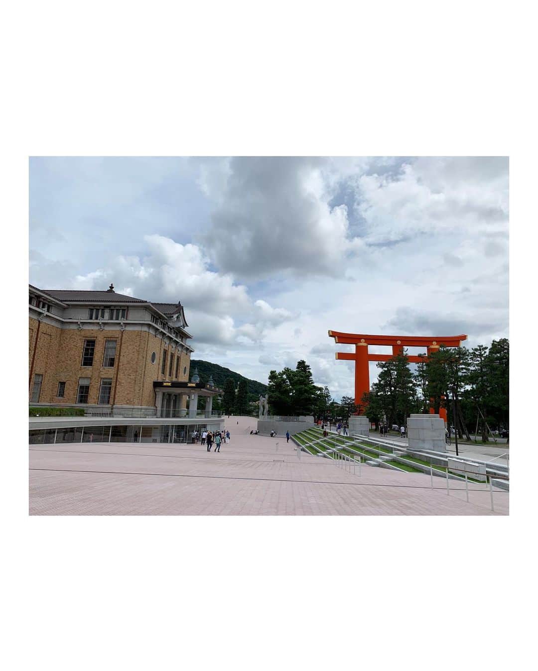 山崎陽子さんのインスタグラム写真 - (山崎陽子Instagram)「梅雨雲。 京都出張。明日からの雨に備え.紫のJOJO。 京セラ美術館　杉本博司「瑠璃の浄土」展へ。 #yukata #つやび #京都丸紅 #雅姫さんコラボ  #jojosandal @naito_jojo #雨の日も晴れの日も #浴衣に合わせても XSの1点もの❤︎ #京セラ美術館」7月12日 17時00分 - yhyamasaki