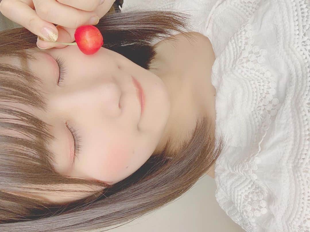 八木沙季のインスタグラム：「🍒🍒 . アイドルあるある〜 さくらんぼ食べる時自撮りしがち〜 え、沙季だけ？😮笑 昔さくらんぼ食べれなかったけど今は大好き🥰 .」