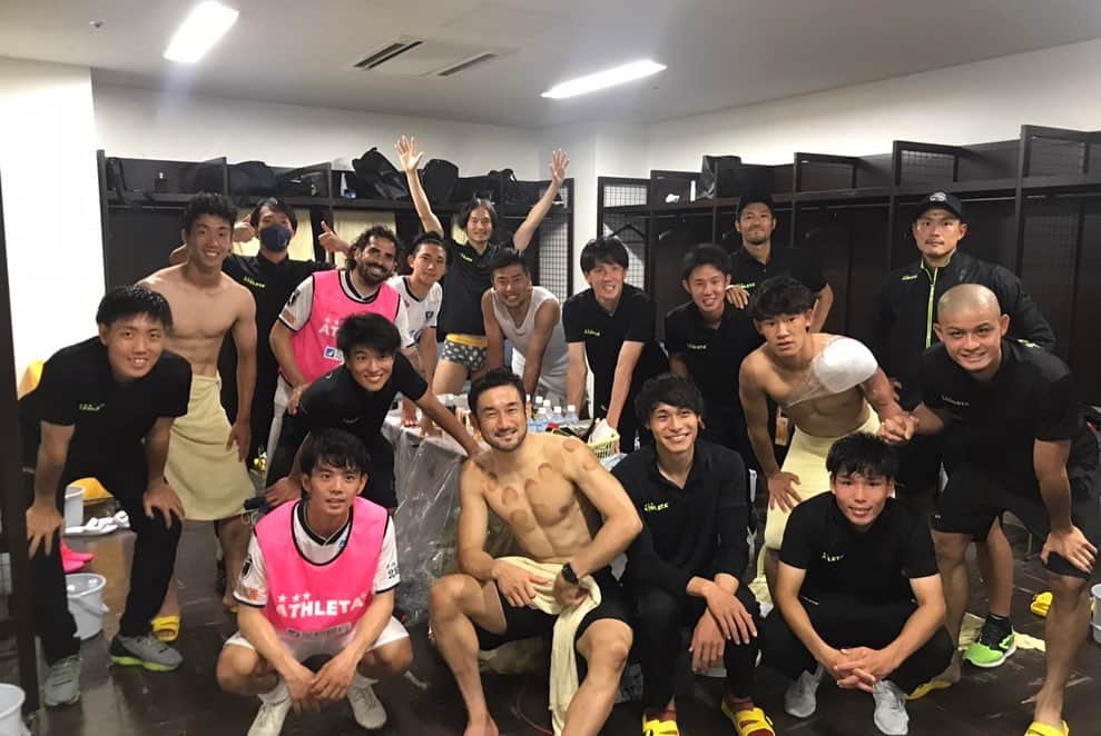 塩田仁史さんのインスタグラム写真 - (塩田仁史Instagram)「昨日は応援ありがとうございました。 初勝利、初完封！！ 次もいいパフォーマンス出せるようにいい準備したいと思います。  それと昨日の試合アップの時、試合終了後に栃木SCに拍手を送ってくれたジェフサポーターの皆さんに感謝申し上げます。  Jリーグを愛する方々の温かい対応に感動しました！  コロナとの戦いの中にJリーグファミリーを感じました。  難しいシーズン、みんなで共に！！  #栃木SC #ジェフ千葉 #Jリーグファミリー #Jリーグを愛する #みんなと共に」7月12日 17時14分 - shiota_hitoshi