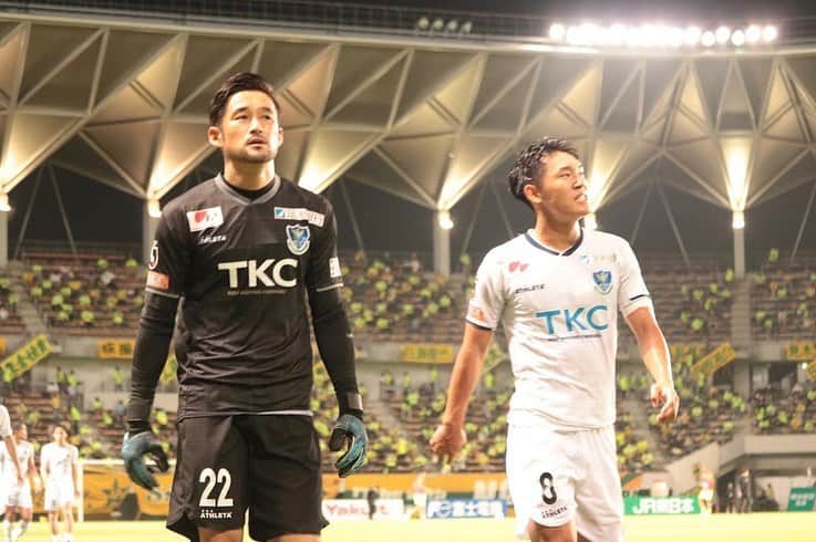 塩田仁史のインスタグラム：「昨日は応援ありがとうございました。 初勝利、初完封！！ 次もいいパフォーマンス出せるようにいい準備したいと思います。  それと昨日の試合アップの時、試合終了後に栃木SCに拍手を送ってくれたジェフサポーターの皆さんに感謝申し上げます。  Jリーグを愛する方々の温かい対応に感動しました！  コロナとの戦いの中にJリーグファミリーを感じました。  難しいシーズン、みんなで共に！！  #栃木SC #ジェフ千葉 #Jリーグファミリー #Jリーグを愛する #みんなと共に」