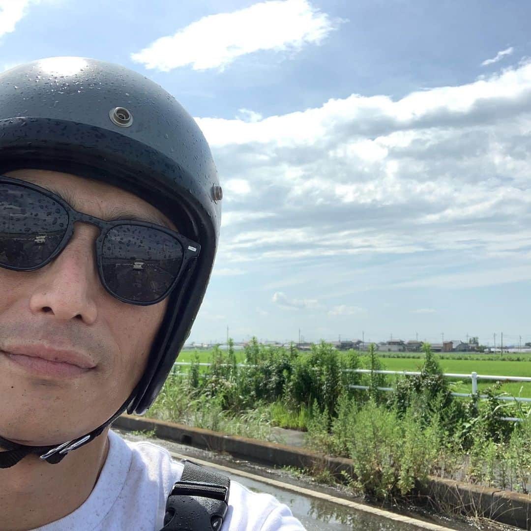 伊勢谷友介のインスタグラム：「休みになって、昨日撮影で一緒だった木下ほうかさんに「あのね、今夜降って明日晴れるの」って誘われて、筑波サーキットにドン！ 1時間程走ったところで、ありゃ？？？アクセル開けても加速しないぞ〜！！！ 惰性でサービスエリアに入った瞬間クラッチ切って、アイドリング状態で、エンジンがパチンっと一呼吸して、止まっちやったっ！！！ えーっ！！！ まだ惰性が残っていたので、そのままガソリンスタンドにドックイン。給油したら6.5L程しか入らなかった、、、 何故？謎が頭を駆け巡りながら、パニアケースを見たら、開いてる！！！ えーっ！！！ か、か、か、鍵が壊れてる〜泣 以前、出来上がったばかりのパニアの蓋を即効でぶっ飛ばし、泣いた経験から、今回は絶対オレのせいじゃない！！！ それに、この旧車、エンジンかかるのか？？？と言う焦りで、汗が全身から顔から吹いてます。。。 頭がテケテケになりながら、とりあえず黒須さんに電話し、リザーブコックがある事が判明。それにより、ガソリンがあんまり入らなかった事と、エンジンの再始動は、問題ないことも判明。 いやぁ、汗かいちゃったなぁ〜と思いつつ、スタンドでガムテープを少しお借りして、パニアケースの蓋を外れない様にペタペタして、キックしてゴー。 高速降りてからチョコチョコ迷って、結果予定より1時間遅れて到着www サーセン、先輩！！！ はい、私の準備不足です！！！ そんな私をほうかさんは気にせず「ここの定食うまいからと」ともつ煮込み定食を奢って頂いてしまった。ありがたい〜！ 写真のほうかさん小さくて良く分からないけど、こんな雰囲気。 手前にいるのは僕がレースに出ると勘違いで来ちゃった松崎さんwww でも、草レースの雰囲気もまた独特で自由で楽しいから、良かったんじゃ無いかな！！！ そして僕の尊敬する整備士の森田さんは、これまた友達の星野整備士と4輪で追いかけっこ。ポンコツに手をかけてオレンジのヘルメットでコースをかける姿に、ほうかさんも、僕もご執心。 カッコえーー！！！！！ この笑顔も素敵です。 帰ろうと思ったら真っ黒い雲からバシャっと一瞬雨が落ちてきて、気持ちばかりバイクを寄せたら、そこは充電スポットじゃないか。と言う事で、充電してみようとするの図。 そそそ、そう言うわけで、帰りの道に残った雨の道を、フェンダーの無いもんだから、跳ね上げくらいまして、なんか濡れてる写真が、1枚目の写真www 今日くらいな温度だと、むしろ気持ちよかったぜいwww このバイク、遅いけど、その分景色を楽しんでる事にとっても感動🥺 首都高は東京の摩天楼の中を抜けて、いろんな角度から、現代の都を見せてくれる。雲と夏空のコントラストが激しい午後2時の光は、ビル郡をとても立体的にして、特にガラス張りの建物をより魅力的にした。まるで、漫画『アキラ』に出てくるあの高速道路の景色の様。 そうだ今年は、あのアキラの年。漫画の中で、東京オリンピックは開かれることはなかった。現実世界でも、コロナが延期させた。 そして、アキラが都市を破壊したあの力の形は、まるで巨大なコロナの様。 書いてるうちにどこいくんだか分からなくなってしまったwww いーよね、日曜だし！！！ Have a good holiday!!! #sundayrace  #アキラ  #akira  #motorcyclediaries」