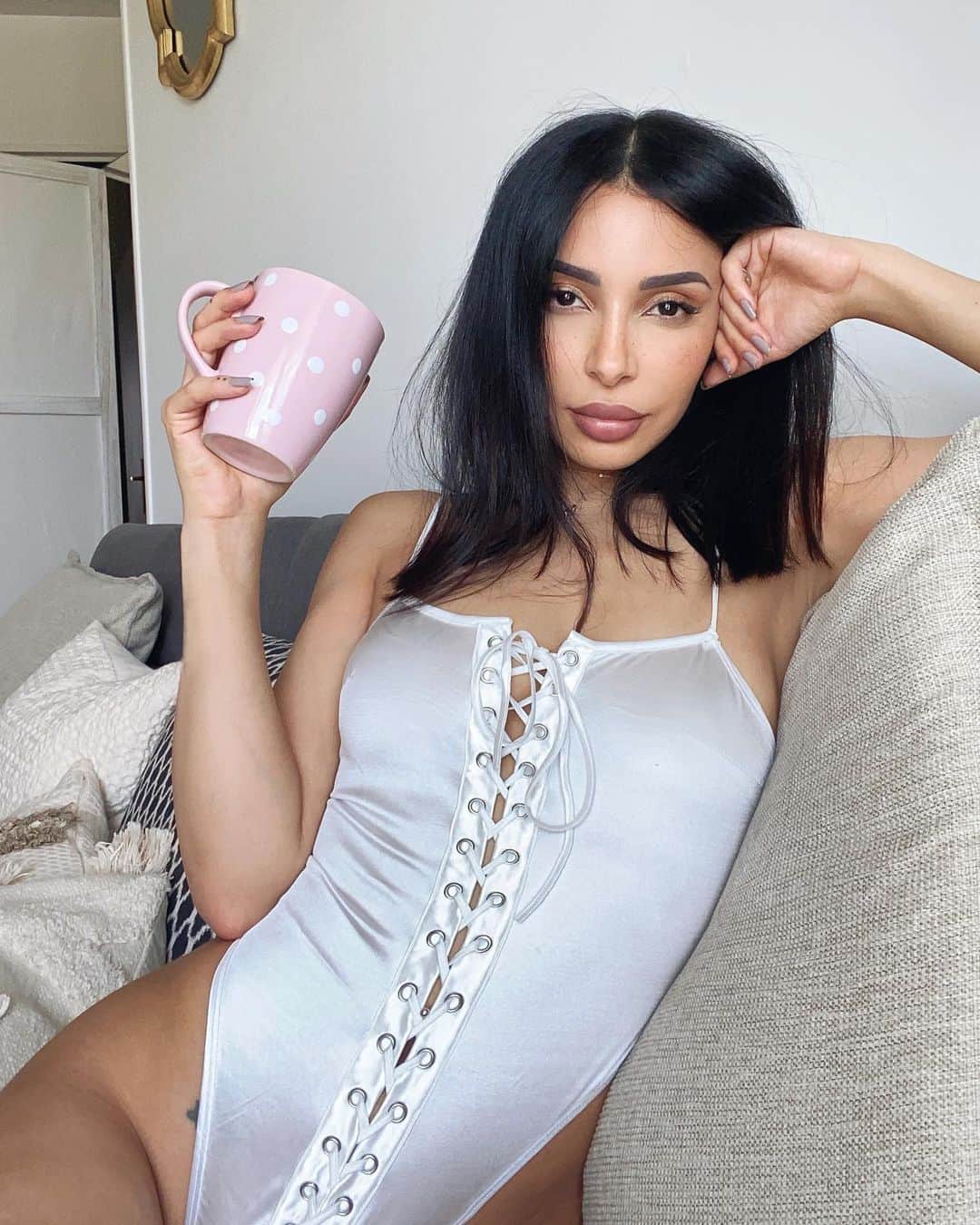 sananasのインスタグラム：「Morning coffee☕️🤍 . Body @prettylittlething」