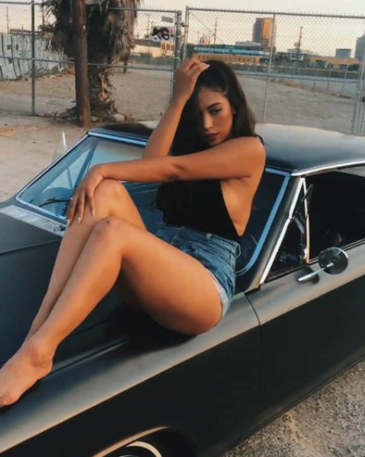 ユリサのインスタグラム：「出来た写真、ほぼ車関係なくなっちゃってるやんって心の中でツッコんだけど、今でも結構お気に入り🧡 #sunset #photoshoot #throwback」