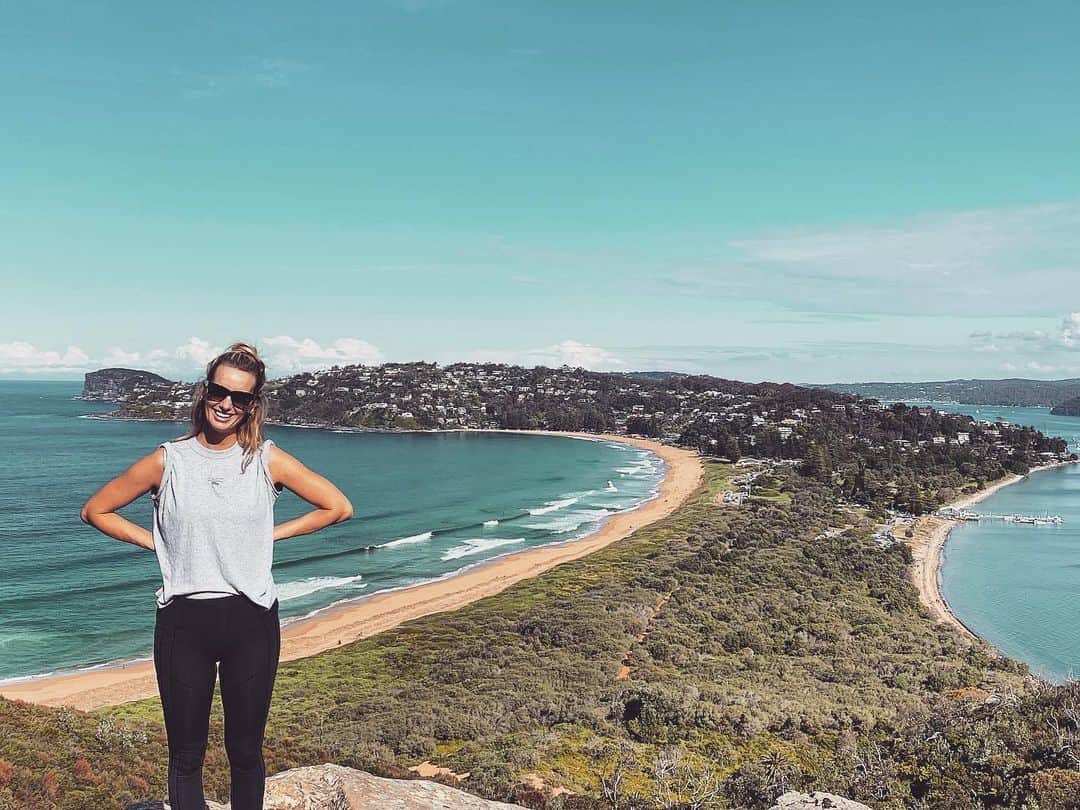 サマンサウィルスのインスタグラム：「What a truly beautiful day in Summer Bay. (I feel like this looks like I’m standing in front of one of those superimposed background pics at Movieworld! 🧐). Australia, you really are spectacular. Sending much love and hope everyone had a lovely weekend x」