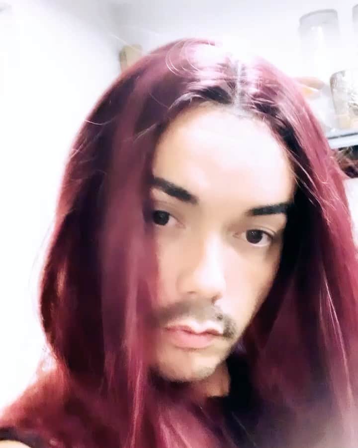 アンソニー・ラモスのインスタグラム：「Tries wig one time」