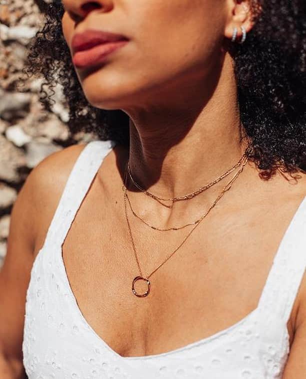 のインスタグラム：「Morning sunshine ☀️ ⁠ ⁠ Our Three Row Open Circle Necklace shot & worn by @eleanorbarkes⁠ ⁠ #oreliajewellery #layerednecklace #bloggerstyle #brightonblogger」