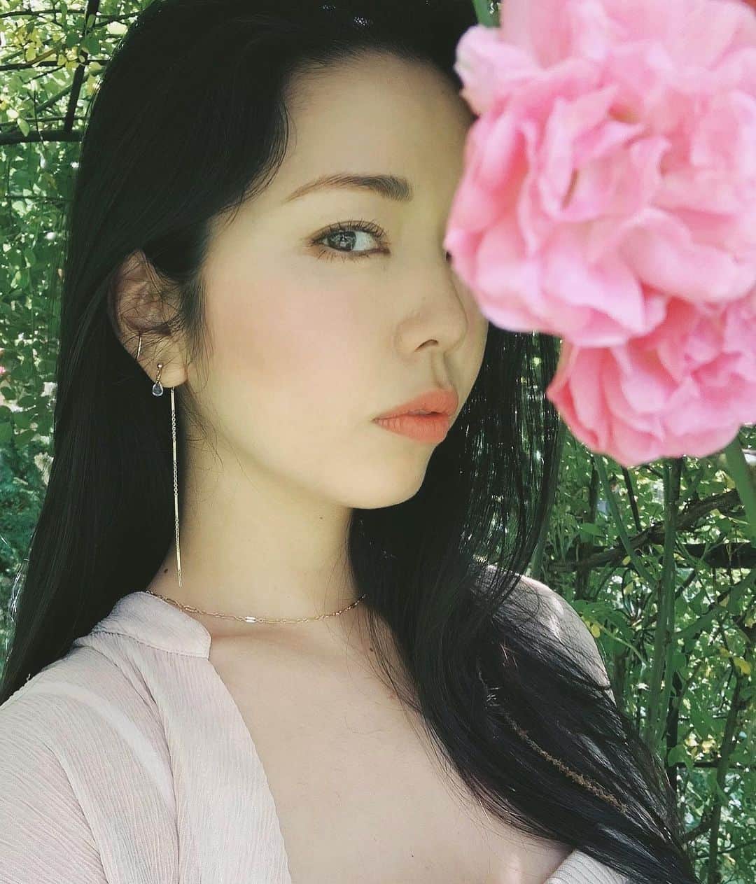 のインスタグラム：「こちらは久々の晴れの日曜日☀️ 本当に本当に嬉しい。。  私はももさんぽ🍑撮影してきました！ 今回は綺麗なお花💐にたくさん出会えました😌  #ポートレート撮影 #ポートレートすきな人と繋がりたい #花が好き #黒髪ロング #japanesewoman #asianmodel #naturelovers」