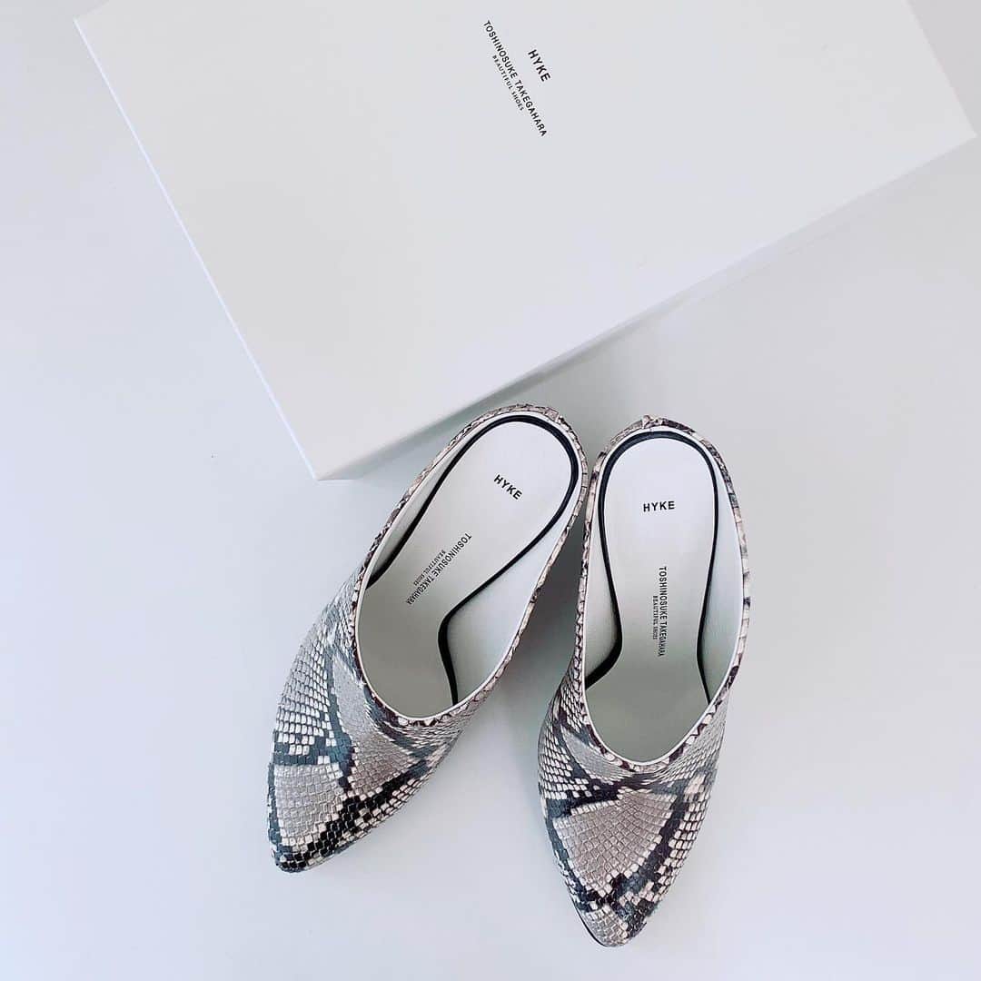 Mameのインスタグラム：「HYKE×BEAUTIFUL SHOES  パイソンミュール👡 ハイクのパイソンは柄と色が本当に素敵✨ どこにでもありそうで、どこにでもない一足❤️」