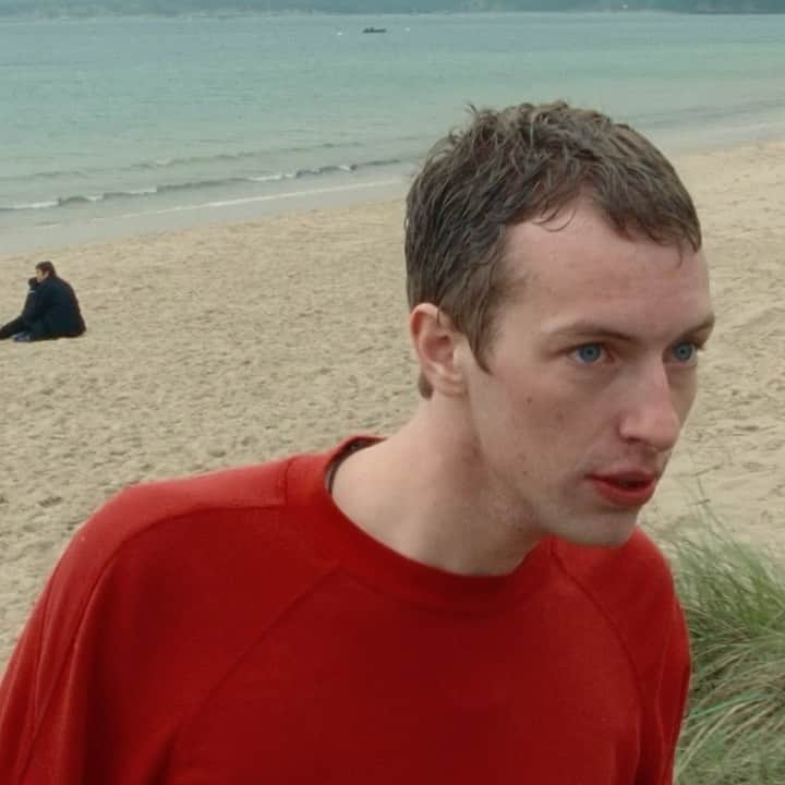 Coldplayのインスタグラム：「Take 1 of the Yellow video (hidden in the vaults since 2000). There were loads of extras in this version, but it rained all day so we sent them home at 4pm. Chris grabbed the cameraman and said ‘let’s just walk down the beach’. Worked out well in the end! PH  #Coldplay #Parachutes」