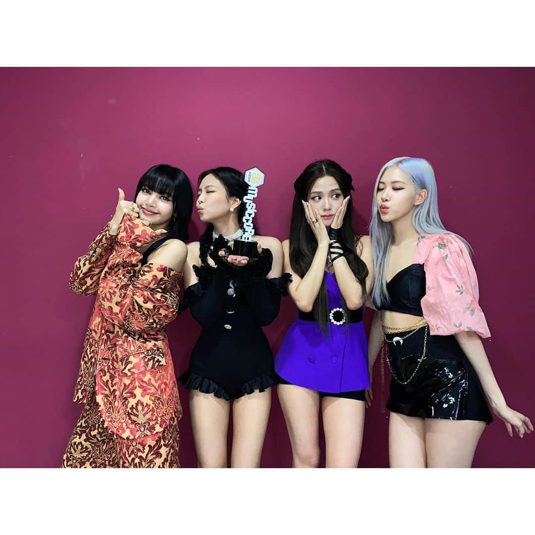 BLACKPINKさんのインスタグラム写真 - (BLACKPINKInstagram)「To celebrate the first win at Music core🤍 thank you BLINKS as always🙏 We love you so much!!!」7月12日 17時29分 - blackpinkofficial