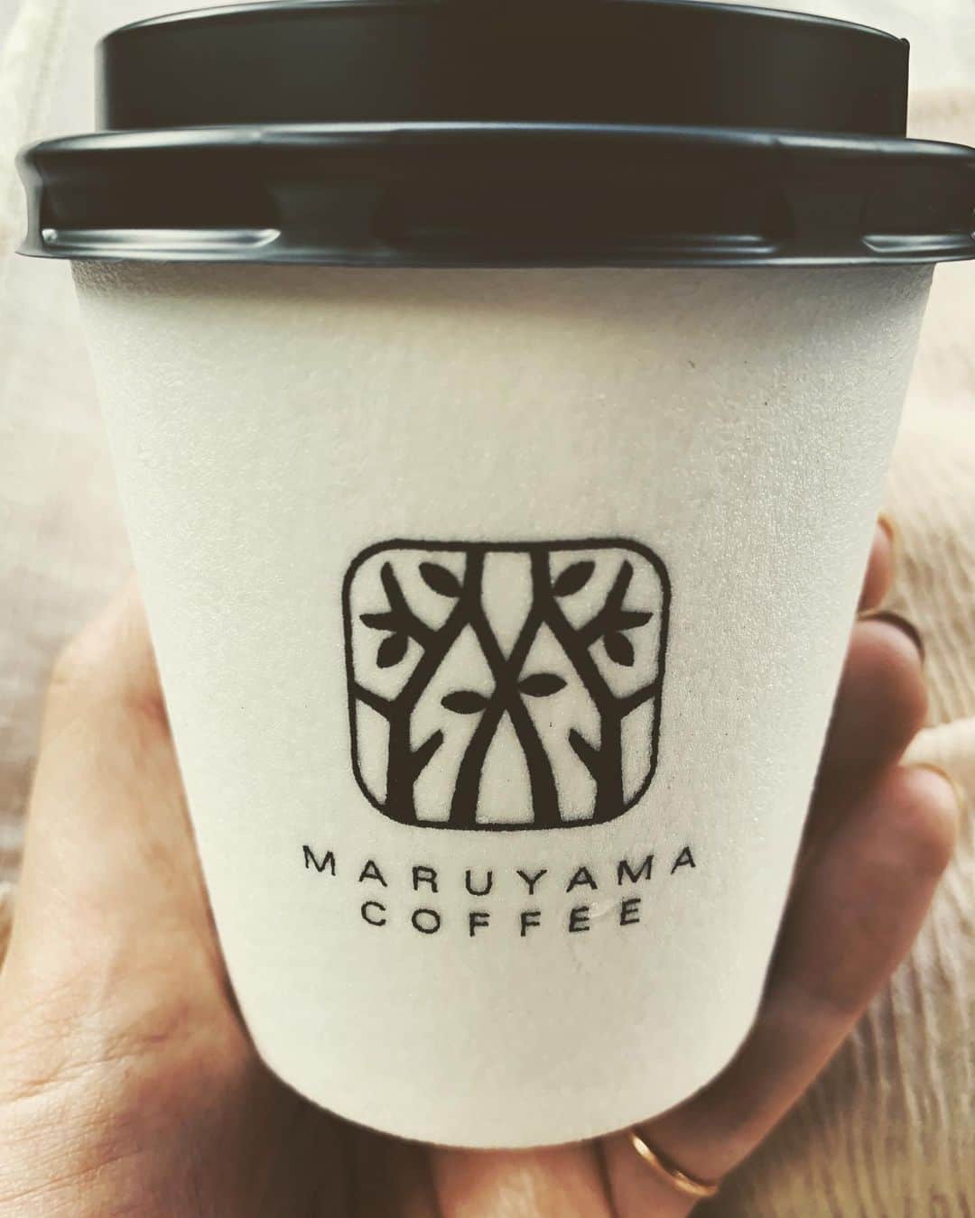 のインスタグラム：「マルヤマコーヒー、美味しい💖 お豆を買ったらサービスしてもらえて、アイスコーヒーを堪能✨ 軽井沢、鎌倉、東京だと表参道や麻布あたりにもお店あるみたい😊✨✨  #丸山珈琲  #コーヒー好き #cafetime」