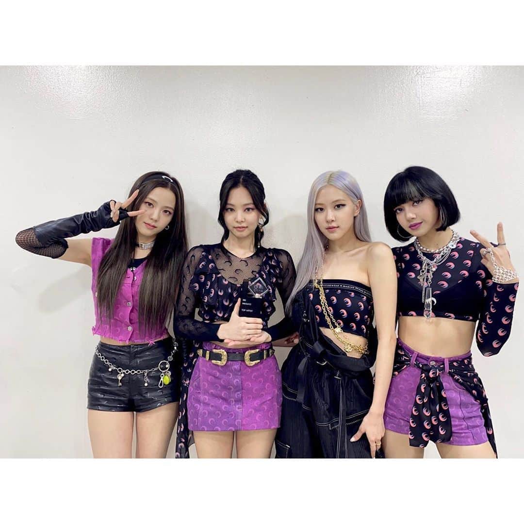 BLACKPINKさんのインスタグラム写真 - (BLACKPINKInstagram)「and another grateful moment at Inkigayo💕 Thank you all so much for making our weekend so full of love and happiness🖤🙏」7月12日 17時31分 - blackpinkofficial
