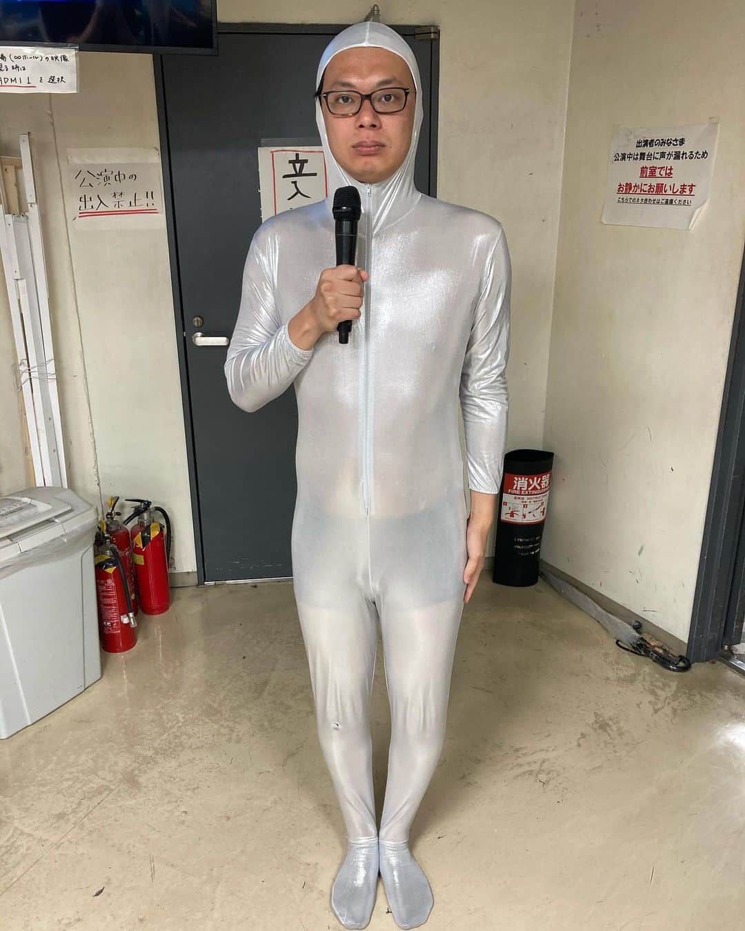 宮戸洋行のインスタグラム：「マヂカルラブリー野田曰く『未来の大喜利の決定戦』でした！2000年後の未来で大喜利ライブを見た野田さんによる再現ということで、4032年にはこのようなフォルムのMC MIYATOがベルトコンベアで量産されてるそうです！」