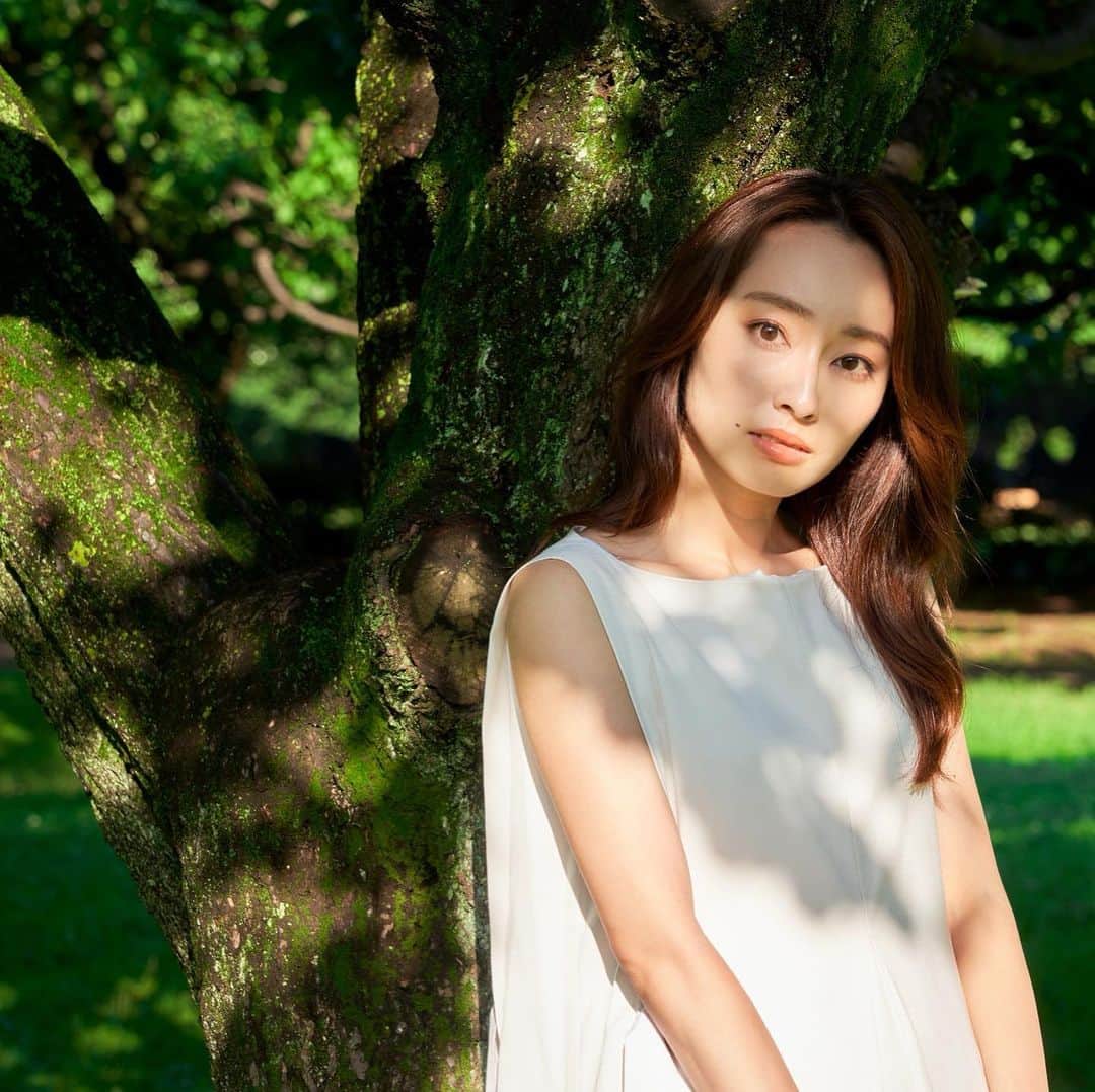 小祝麻里亜のインスタグラム：「最近はマスクしてるだけでも肌に負担をかけちゃってるんで、化粧下地(もちろん日焼け止め効果あるもの)にパウダーだけ！と、ベースメイクは非常に軽やかな状態で過ごしてます☺️✨笑  隠したい部分はコンシーラで部分的に隠したり🤫ストーリーでもアップした、洗顔と同じ所の下地を今は使ってます！つけ心地が軽くて、ノンストレス🌱(2枚目に載せておきます)マスクだけでも肌にストレスかかってるんでね😢😢  男性でも肌が荒れ始めた方が増えたようで、(たぶんマスクで蒸れて雑菌がふえるからでしょうね…) 皮膚科が混み合ってるようなんで、肌のお手入れも頑張りましょうね❣️❣️  📸　@izumi_1207  💄　@sohsoh_cosmetic_japan  ＿＿＿＿＿＿＿ #おうち美容 #スキンケア #化粧下地 #skincare #beautystagram #오운애티튜드 #화장품 #뷰티스타그램」