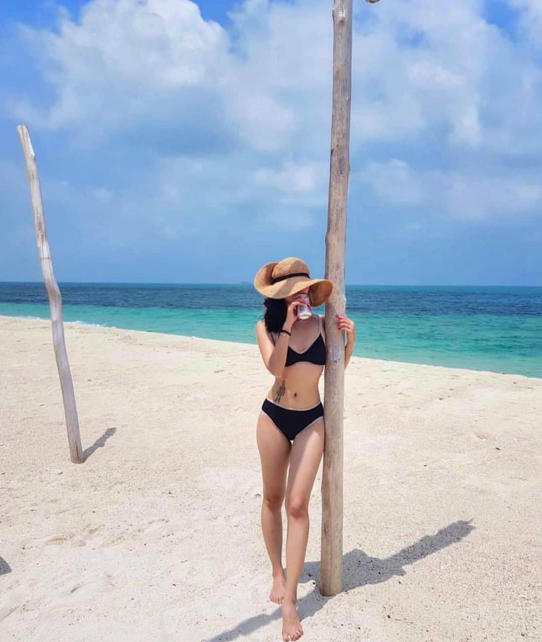 ソニアのインスタグラム：「Spent the whole weekend just having quality time with friends I haven’t seen in a while 🥂 The past two nights were literally just us chatting under the moonlight till 2/3am and we reminisced about a time not too long ago where all we did every weekend was hit the beach/ plan for quick getaways 🏖   Here are some of my fave sea side moments in the recent years. Something about the wind and sea salt in my hair and the sand between my toes just gives me life 💕」