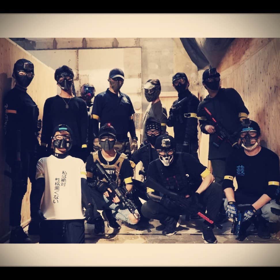 大野ヨウのインスタグラム：「前回のブラフォの写真あげてなかったんであげときます🥺 . . . 身内チームで参加して来ました^ ^ 6mm×青空カンパニーでしたね✌️ . . . 最近エアコキにハマり過ぎて ちゃんと格好良いエアコキにしようかなって思ってます笑 . . . 今度はブラフォ貸切かな？笑 それとワンダーフォーゲルも行きたい！！ .  #instagood #instagramer #like4like #airsoft #airsofter #cqb #cqbairsoft #speedqb #krytac #survivalgame #myweapon #guns #myguns #wargame #warsport #codenate #nike #nikemmw  #vapormax #supreme #blkfox」