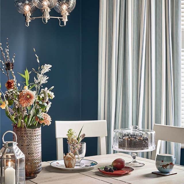 ローラアシュレイのインスタグラム：「Nothing adds a finishing touch to a room quite like a beautiful bouquet of flowers. Shop all decorative accessories now at 60% off.」