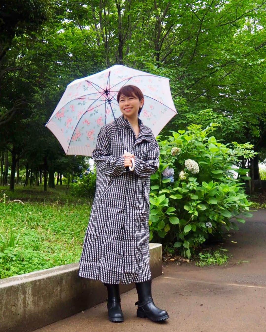 こままりえさんのインスタグラム写真 - (こままりえInstagram)「. 𝑟𝑎𝑖𝑛𝑦 𝑑𝑎𝑦𝑠☔️ . 最近雨ばかりで嫌になっちゃいますね😢 今年はあまりにも雨降りがひどいので 少しでも雨の日を楽にしてくれる 雨の日アイテム導入しました✨ . @ametohare_jp のレインコートは 着心地軽くって使いやすいの👏 シルエットも綺麗で オシャレなのでお気に入り💗 ポケットとかリフレクターとかも コンパクトに畳めるところも使い勝手よい👏 . 特に前裾に雨を防ぎバタつきを抑える アンダーガードがあるから 電動自転車にも乗りやすいです🚲💕 保育園のお迎えにかなり使えるので 取り付け可能なレインバイザーも 買ってみようかなと考え中😊🧢 . 雨降りの子供との関わりは色々大変で😢 お外遊びも思うようにできないし お出かけもいちいち大変😅 このアイテム導入してから 雨の日が少し楽しくなったからよかった✨ . #アメトハレ #レインコート #ポンチョ #雨具 #レインポンチョ #pr #コラボベース #雨の日 #雨の日アイテム #雨の日の過ごし方 #梅雨 #傘 #雨傘 #カッパ #雨がっぱ #自転車登園 #自転車通勤 #自転車 #登園 #育児 #子育て #子育てアイテム #子育てママ #二児ママ」7月12日 17時54分 - komamarie